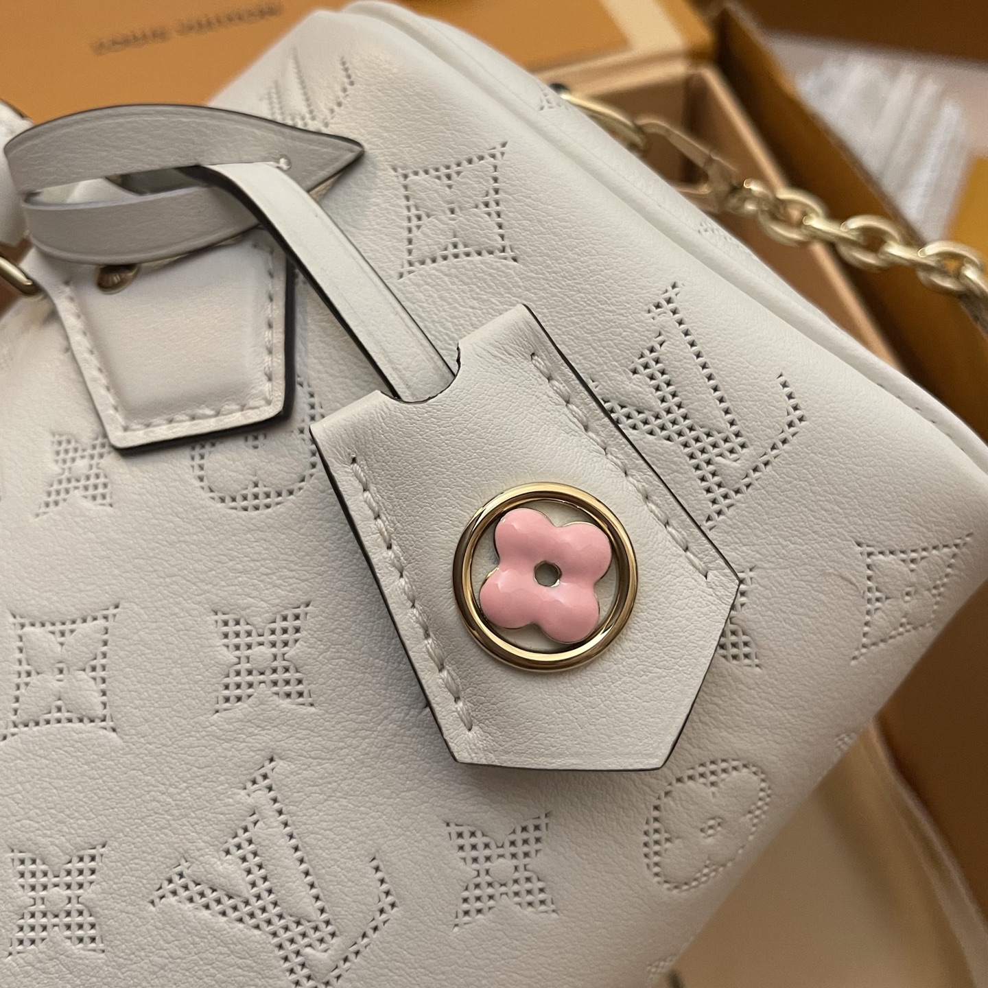 Louis Vuitton Speedy Bandoulière 20 White Leather Satchel Bag, Top Handle Bag 5 i1745761902419 4962 0 3
