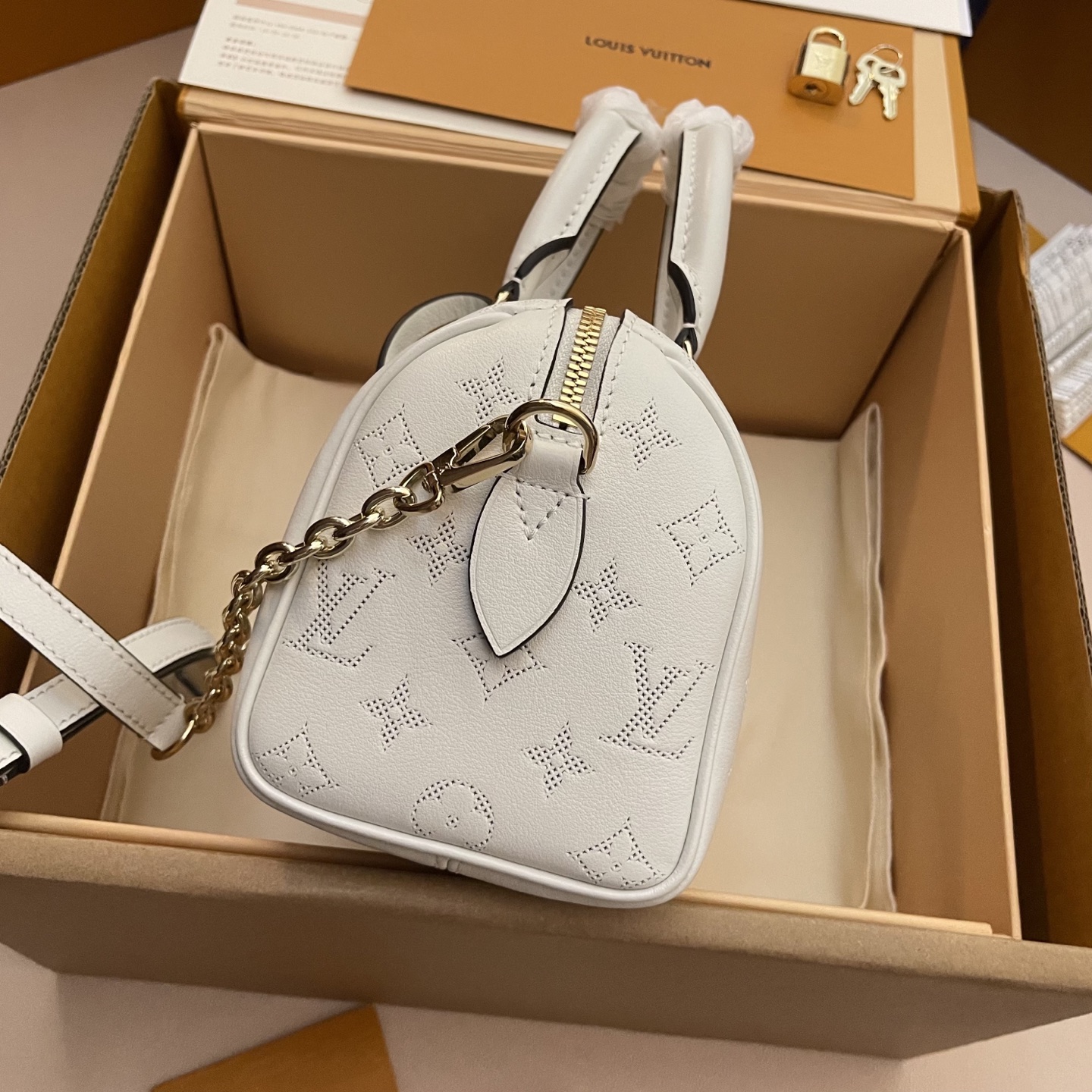 Louis Vuitton Speedy Bandoulière 20 White Leather Satchel Bag, Top Handle Bag 4 i1745761902422 6925 0 2