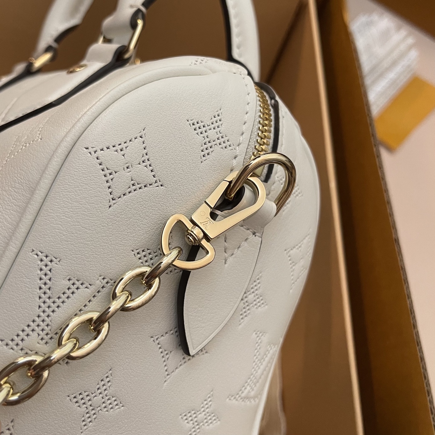 Louis Vuitton Speedy Bandoulière 20 White Leather Satchel Bag, Top Handle Bag 7 i1745761902521 576 0 4