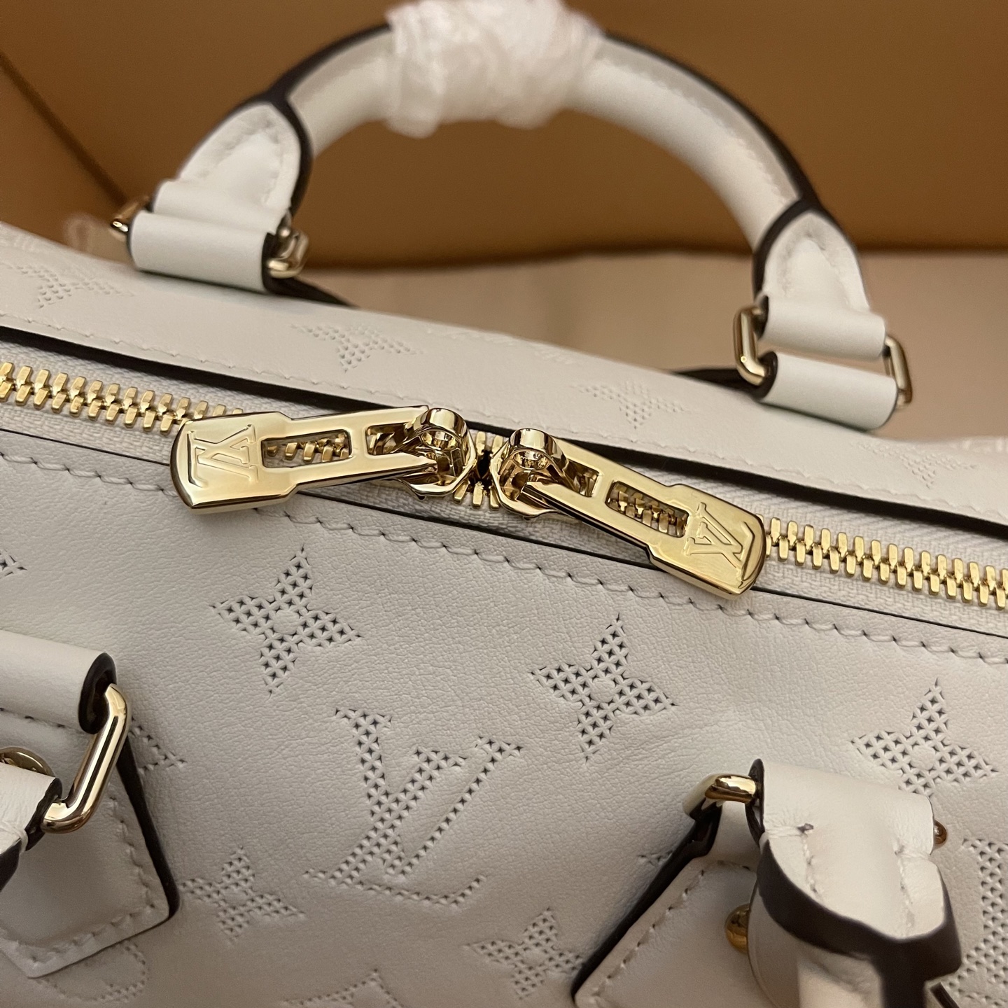 Louis Vuitton Speedy Bandoulière 20 White Leather Satchel Bag, Top Handle Bag 8 i1745761902535 1297 0 6