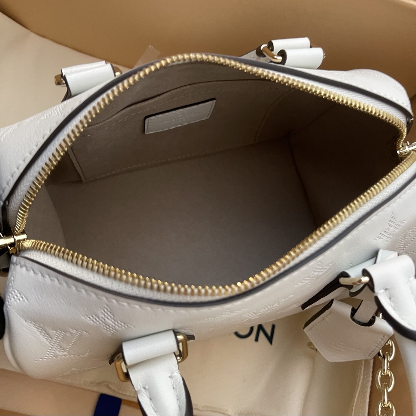 Louis Vuitton Speedy Bandoulière 20 White Leather Satchel Bag, Top Handle Bag 9 i1745761903956 7552 0 7