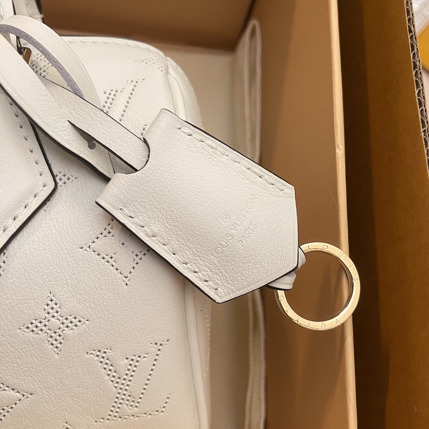Louis Vuitton Speedy Bandoulière 20 White Leather Satchel Bag, Top Handle Bag 6 i1745761903978 4319 0 5