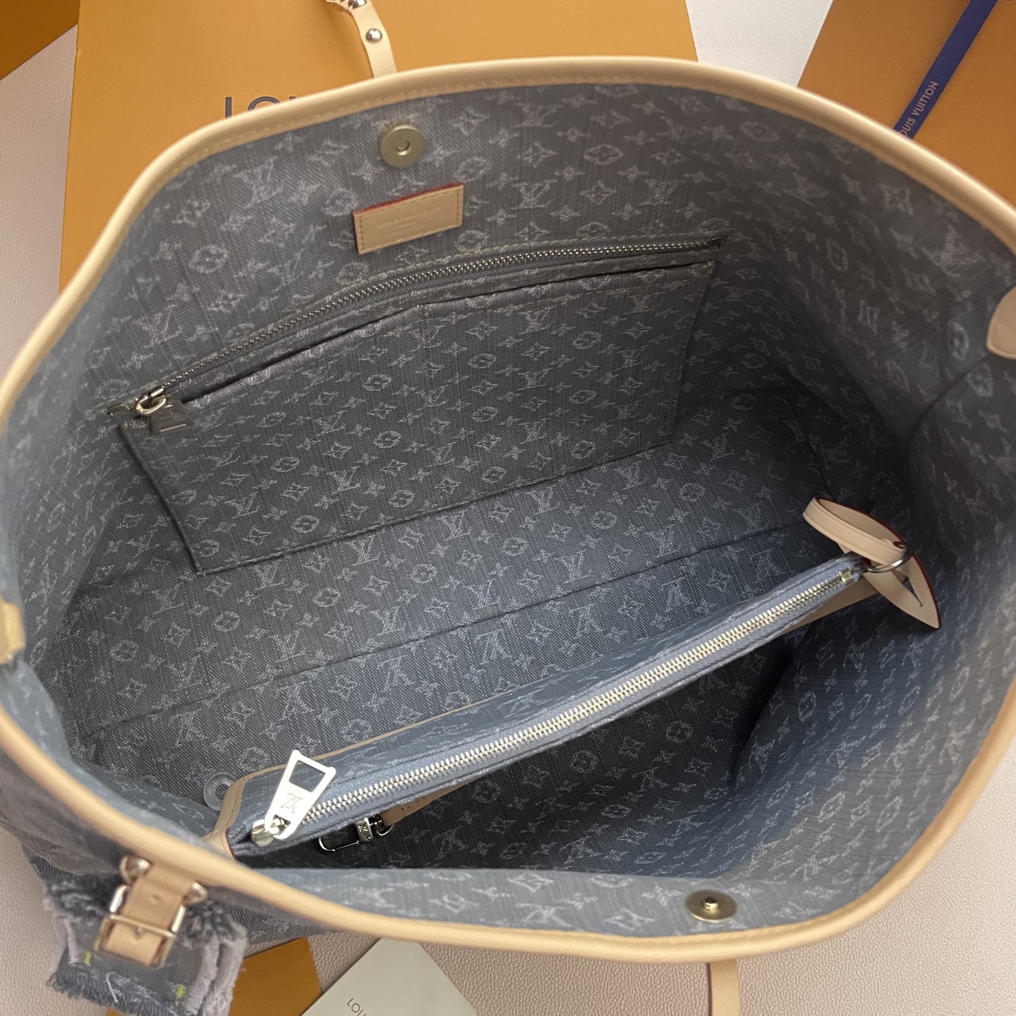 Louis Vuitton Carryall Denim Bag: Stylish, Spacious, and Functional Tote 8 i1745762209363 4795 0 7