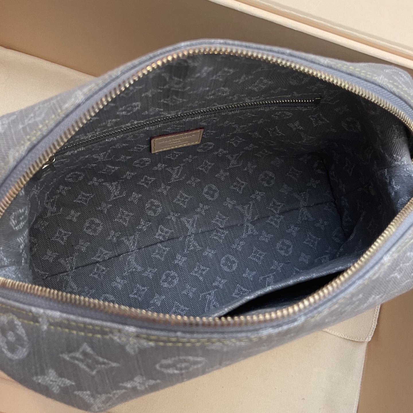 Louis Vuitton Monogram Denim Large Cosmetic Pouch, Gray (27 x 18 x 9 cm) 7 i1745762667171 9627 0 6