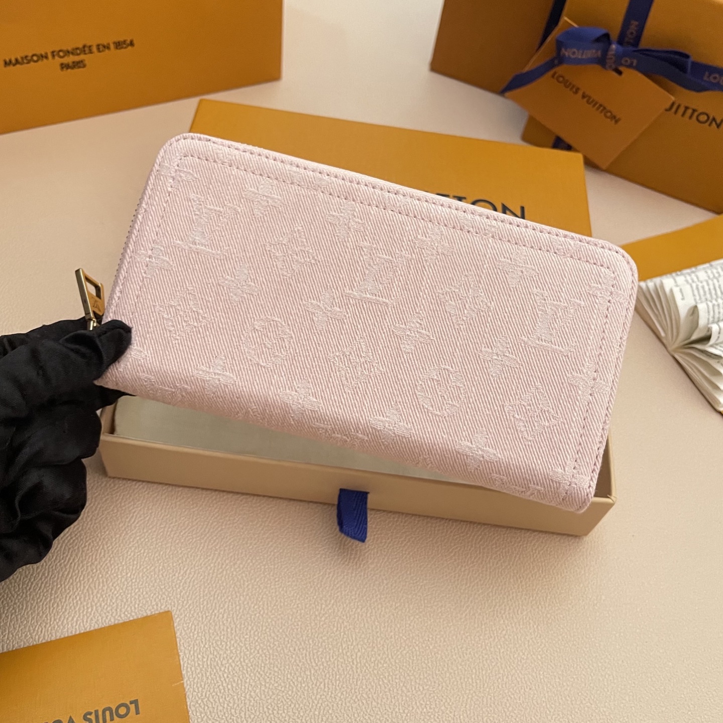 Louis Vuitton Zippy Wallet Monogram Jacquard Denim Pink 19.5 x 10.5 x 2.5 cm 5 i1747044626542 774 0 4