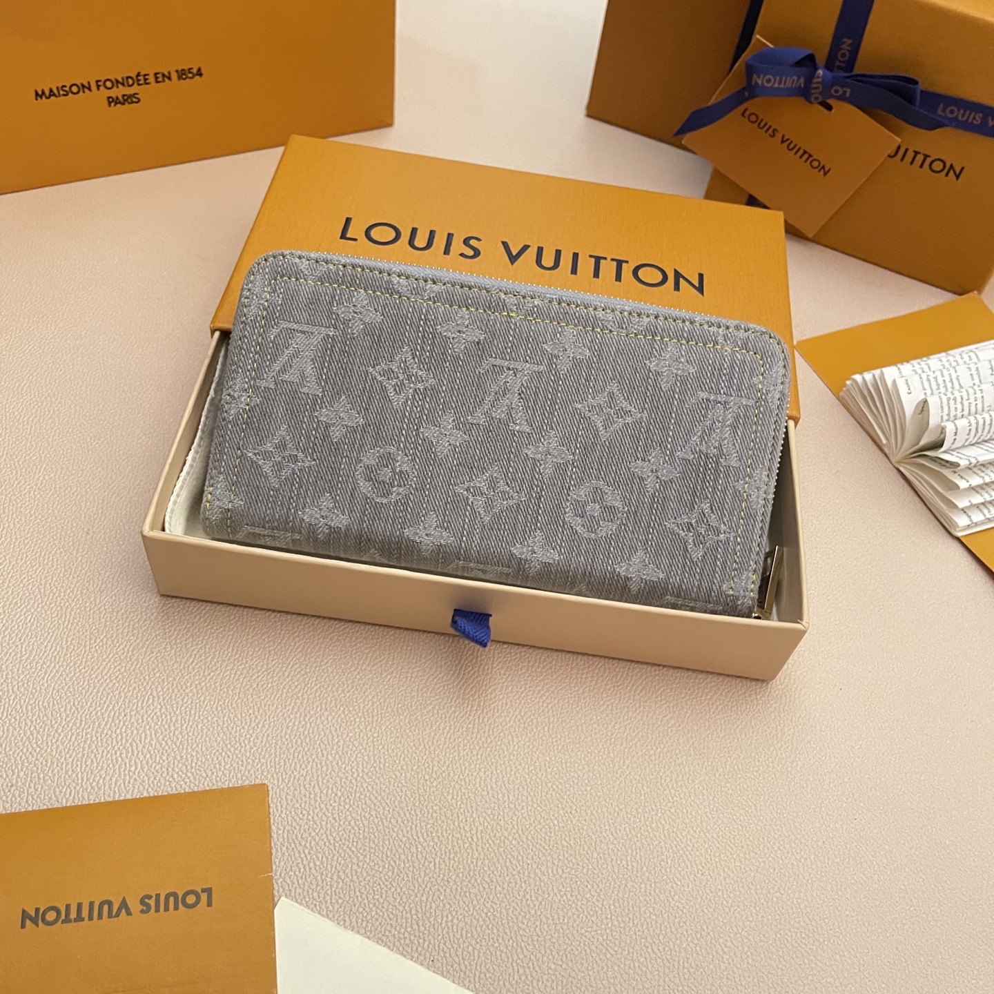 Louis Vuitton Zippy Wallet Monogram Denim, Gray, 19.5 x 10.5 x 2.5 cm 2 i1747044660020 9120 0 1