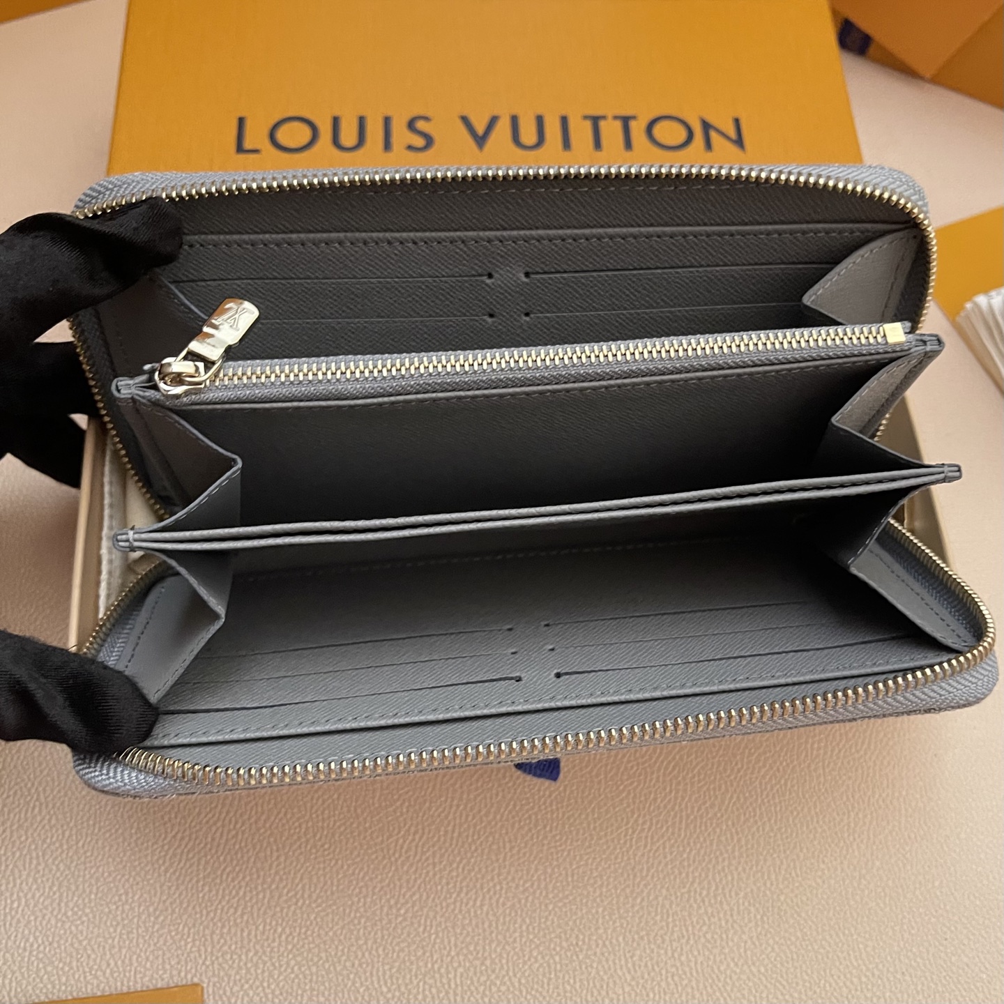 Louis Vuitton Zippy Wallet Monogram Denim, Gray, 19.5 x 10.5 x 2.5 cm 6 i1747044660321 5490 0 5