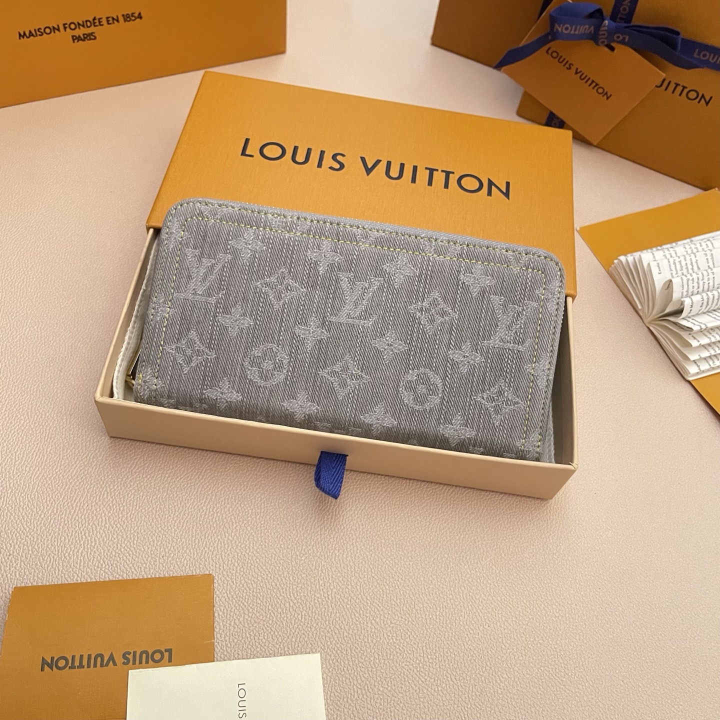 Louis Vuitton Zippy Wallet Monogram Denim, Gray, 19.5 x 10.5 x 2.5 cm 1 i1747044661279 3251 0 0