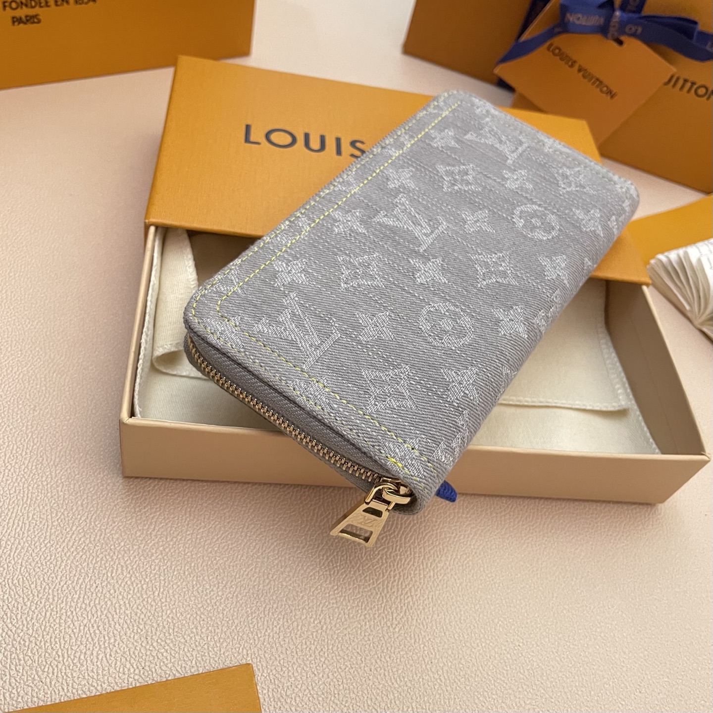 Louis Vuitton Zippy Wallet Monogram Denim, Gray, 19.5 x 10.5 x 2.5 cm 3 i1747044661427 220 0 2