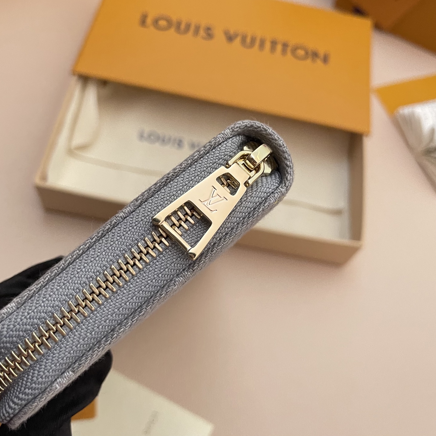 Louis Vuitton Zippy Wallet Monogram Denim, Gray, 19.5 x 10.5 x 2.5 cm 4 i1747044661462 1104 0 3