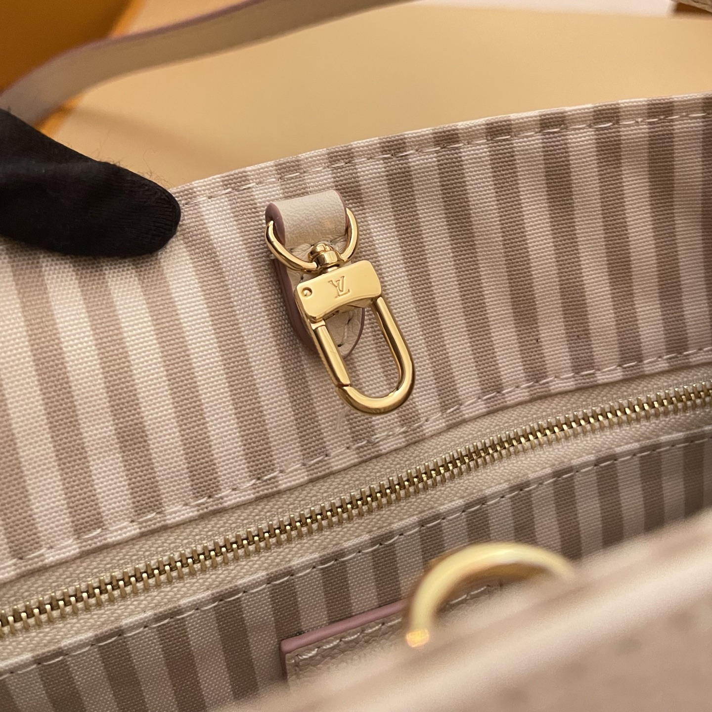 Louis Vuitton OnTheGo Small Tote Bag Monogram Empreinte Leather M14403 9 i1747320383064 65 0 8