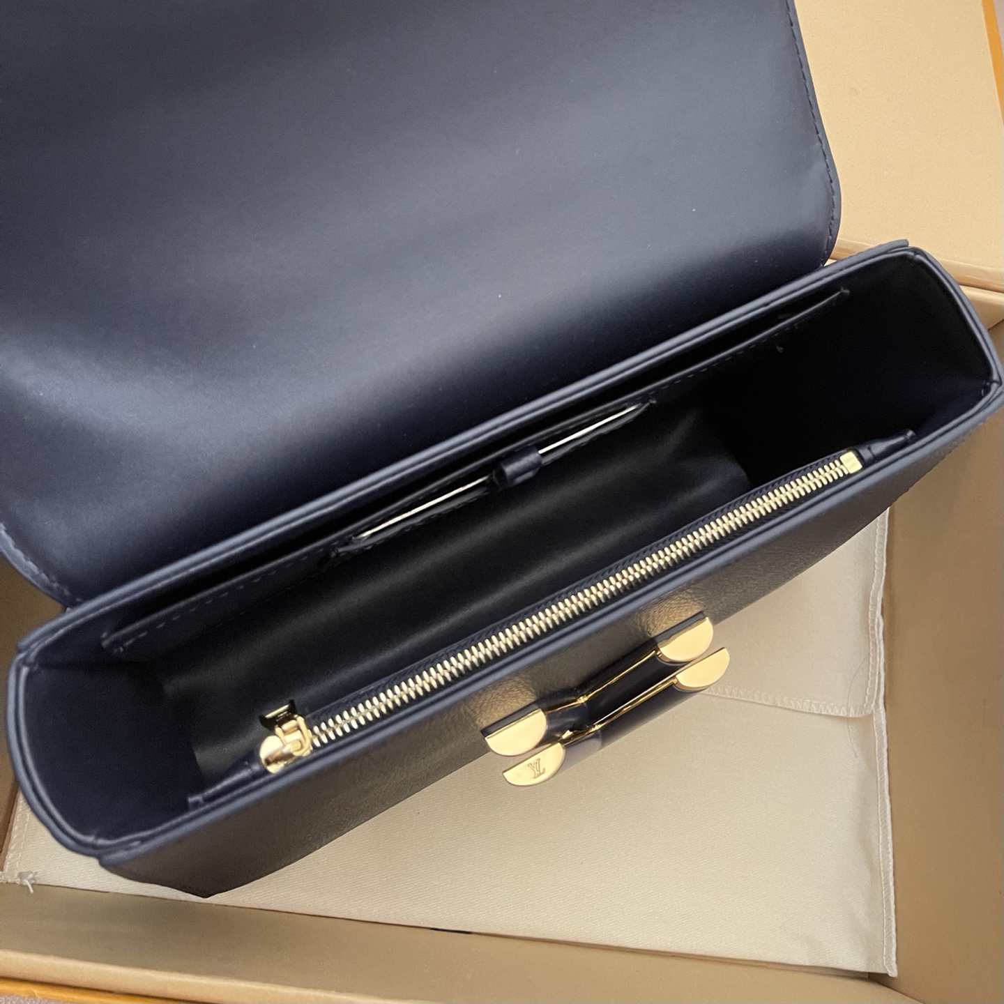 Louis Vuitton Twist Slim Black Leather Bag with Chain and Twist Lock 8 i1748530052592 5132 0 6