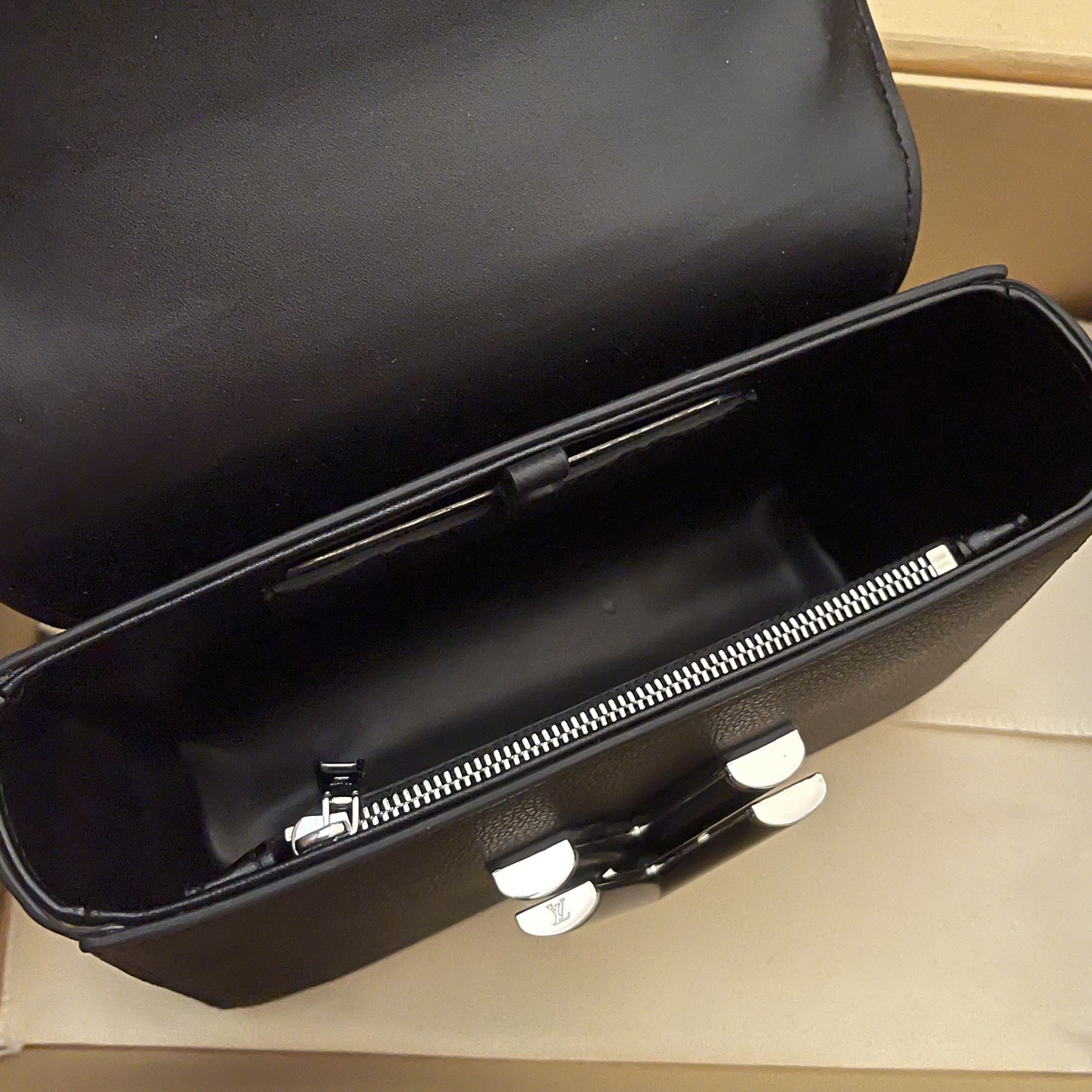 Louis Vuitton Twist Slim Black Leather Handbag with Pearl Chain, Small 9 i1748530212069 9202 0 7