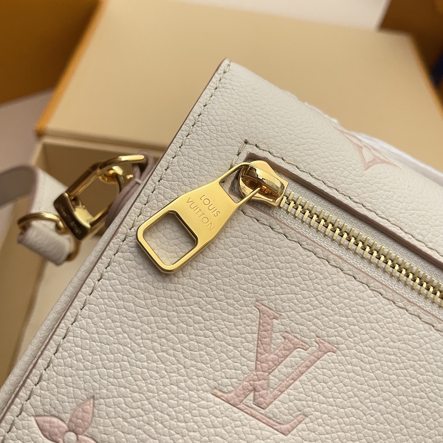 Louis Vuitton Pochette Métis White Monogram Empreinte Leather Crossbody Bag 5 i1748530827286 8673 0 3