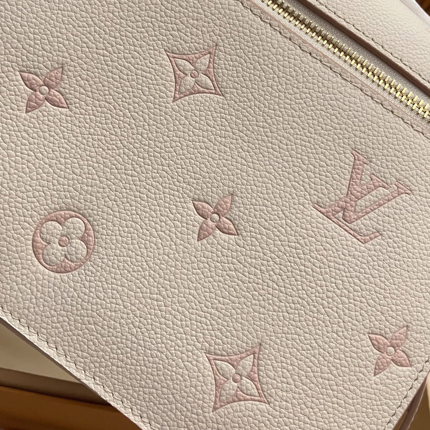 Louis Vuitton Pochette Métis White Monogram Empreinte Leather Crossbody Bag 7 i1748530828663 1310 0 5