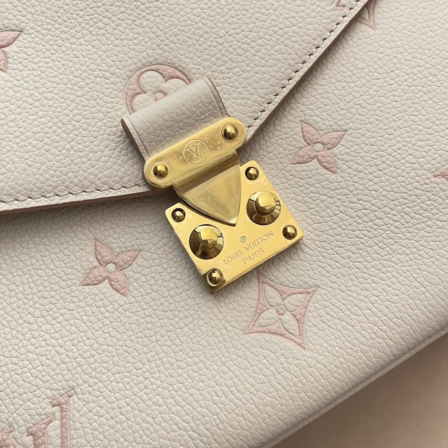 Louis Vuitton Pochette Métis White Monogram Empreinte Leather Crossbody Bag 4 i1748530828695 6609 0 2