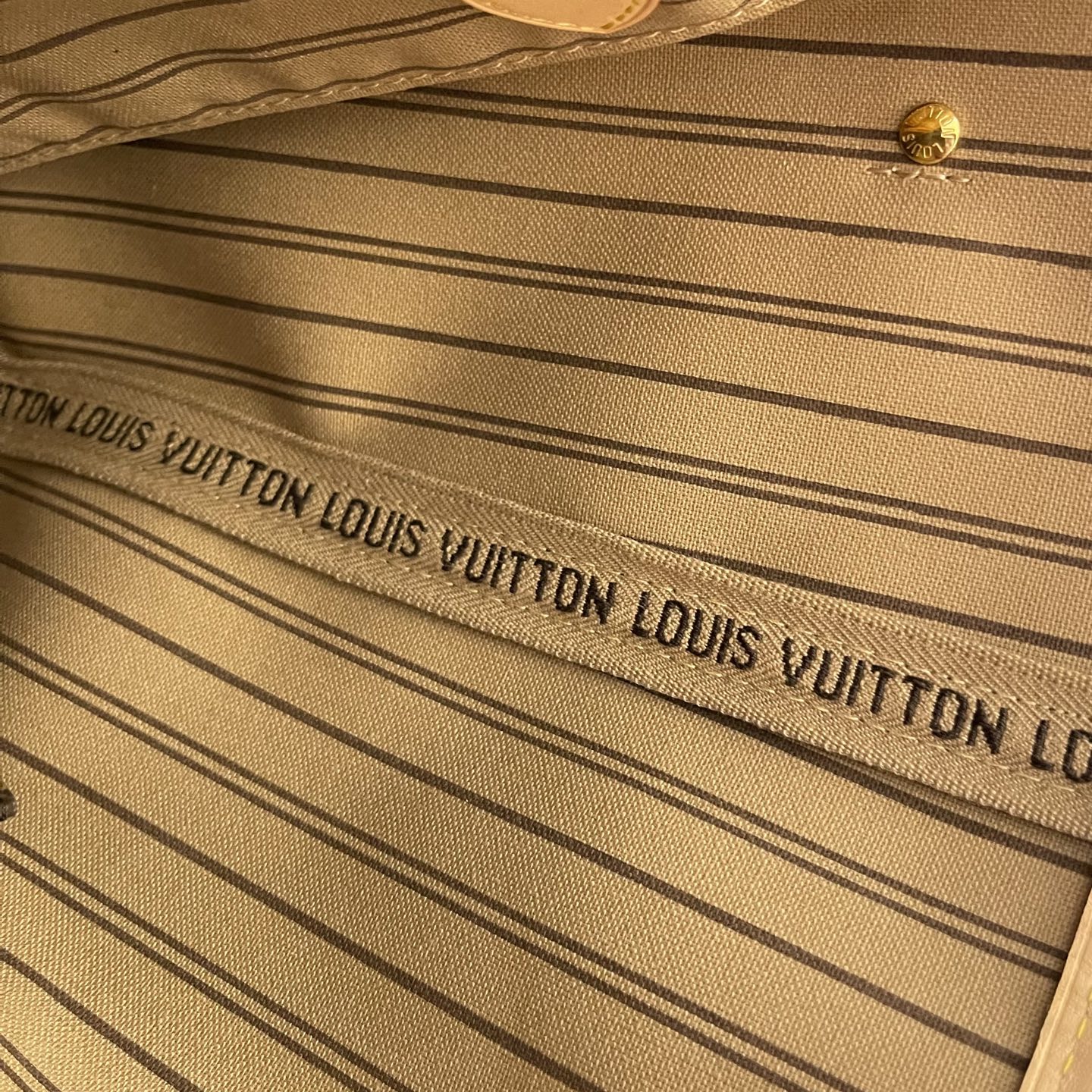 Louis Vuitton Neverfull MM Monogram Canvas Tote Bag with Leather Trim 9 i1754751404165 8400 0 8