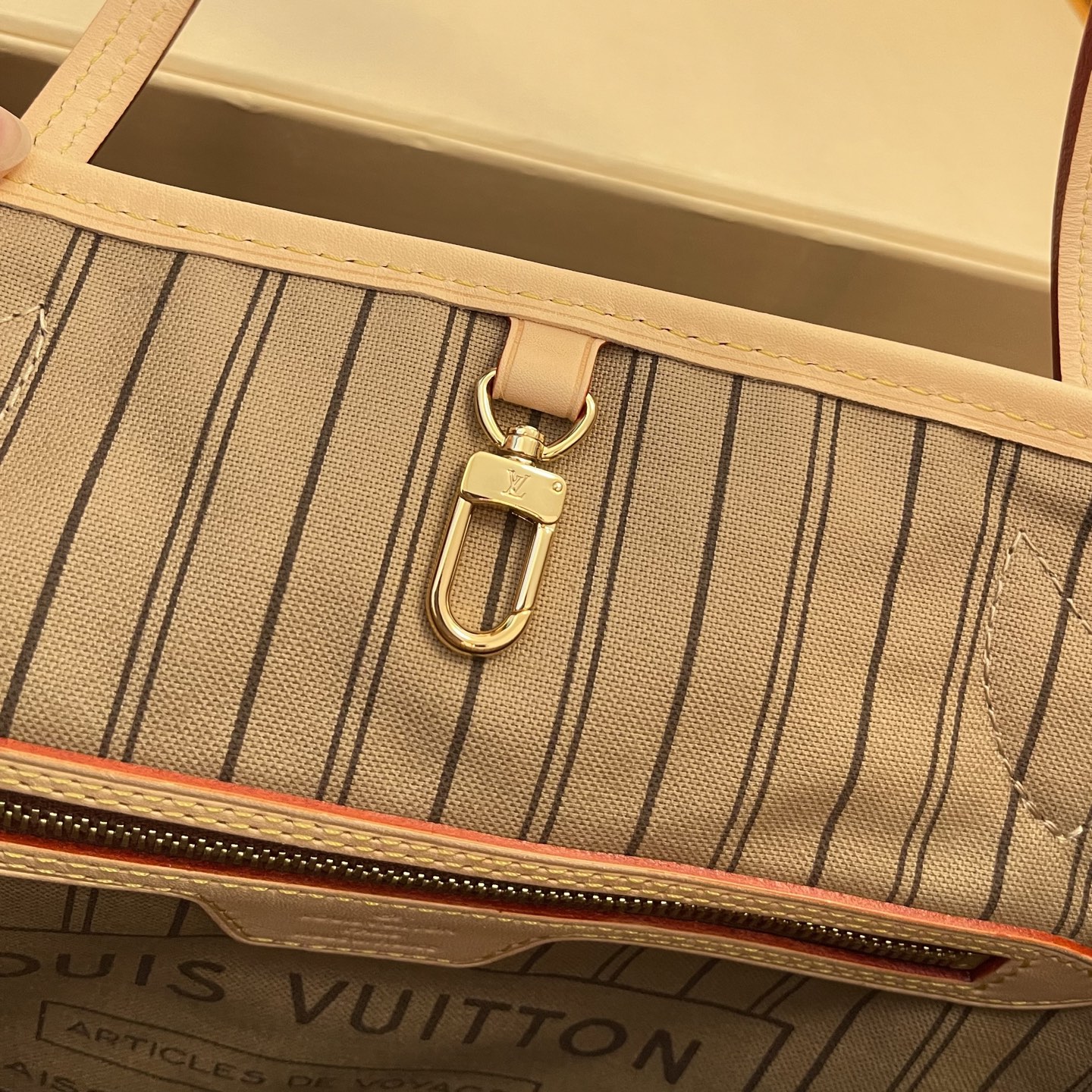 Louis Vuitton Neverfull Small Tote Bag Monogram Canvas with Leather Trim 7 i1754751805925 2907 0 5