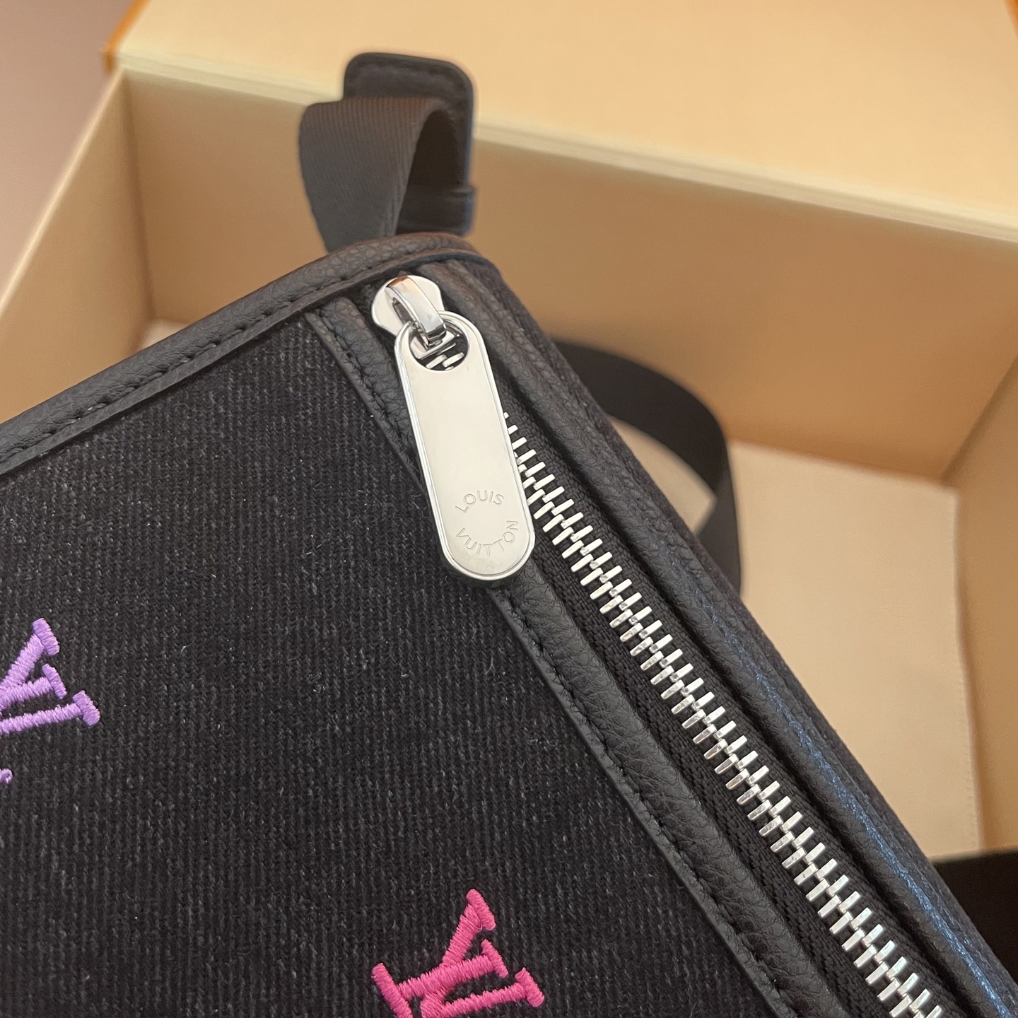 LOUIS VUITTON Bosphore Mini Camera Bag,Elegant Design, Compact Size 4 i1754915354148 7186 0 3