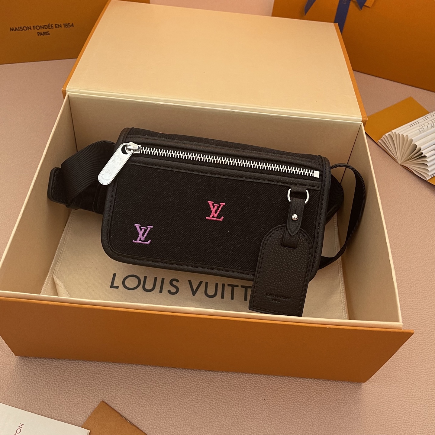 LOUIS VUITTON Bosphore Mini Camera Bag,Elegant Design, Compact Size 1 i1754915357973 485 0 0