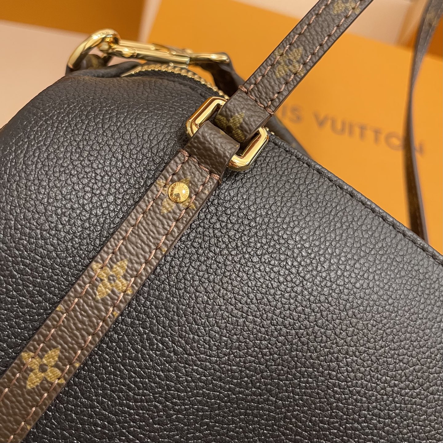 Louis Vuitton Express Bag: Stylish Leather Handbag with Classic Monogram Trim 6 i1755067501701 882 0 5