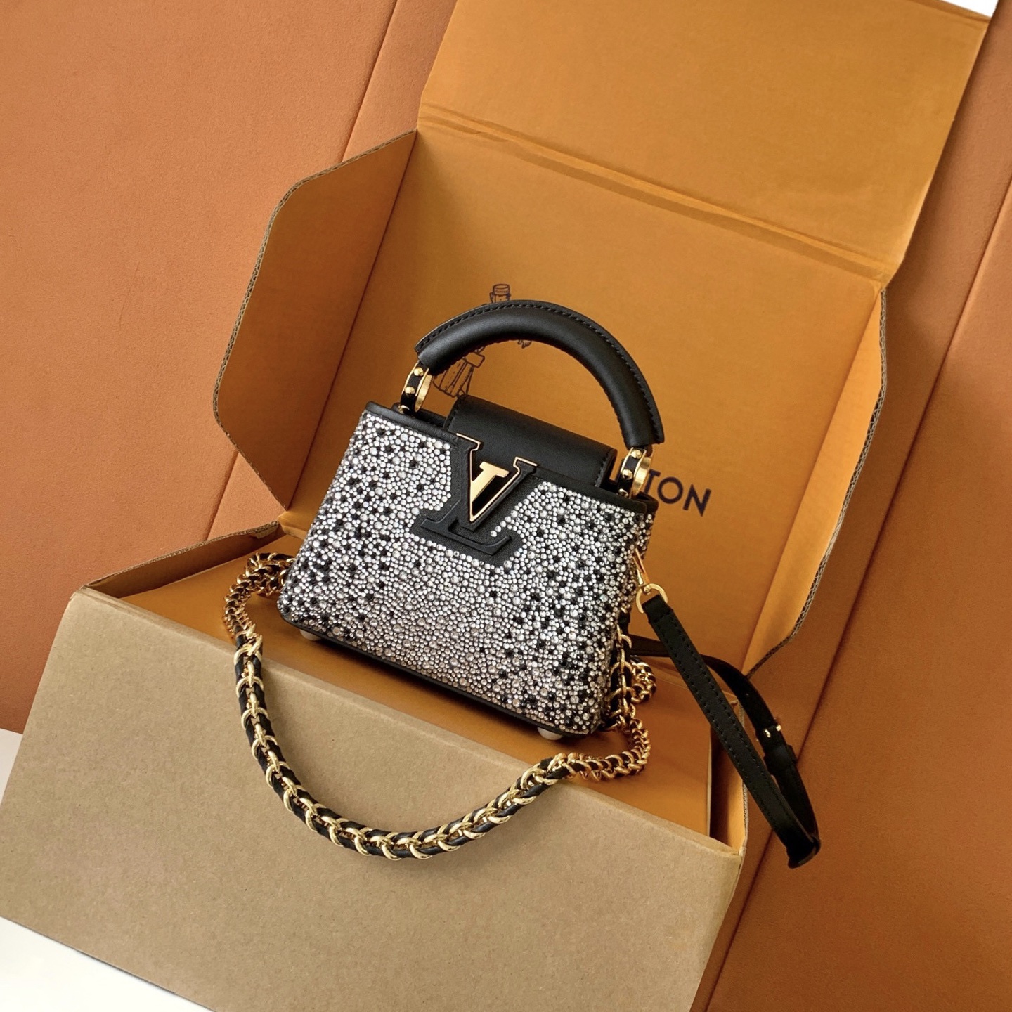 Louis Vuitton Capucines East-West Nano Bag, Premium Quality 2 i1756305296281 9424 0 0