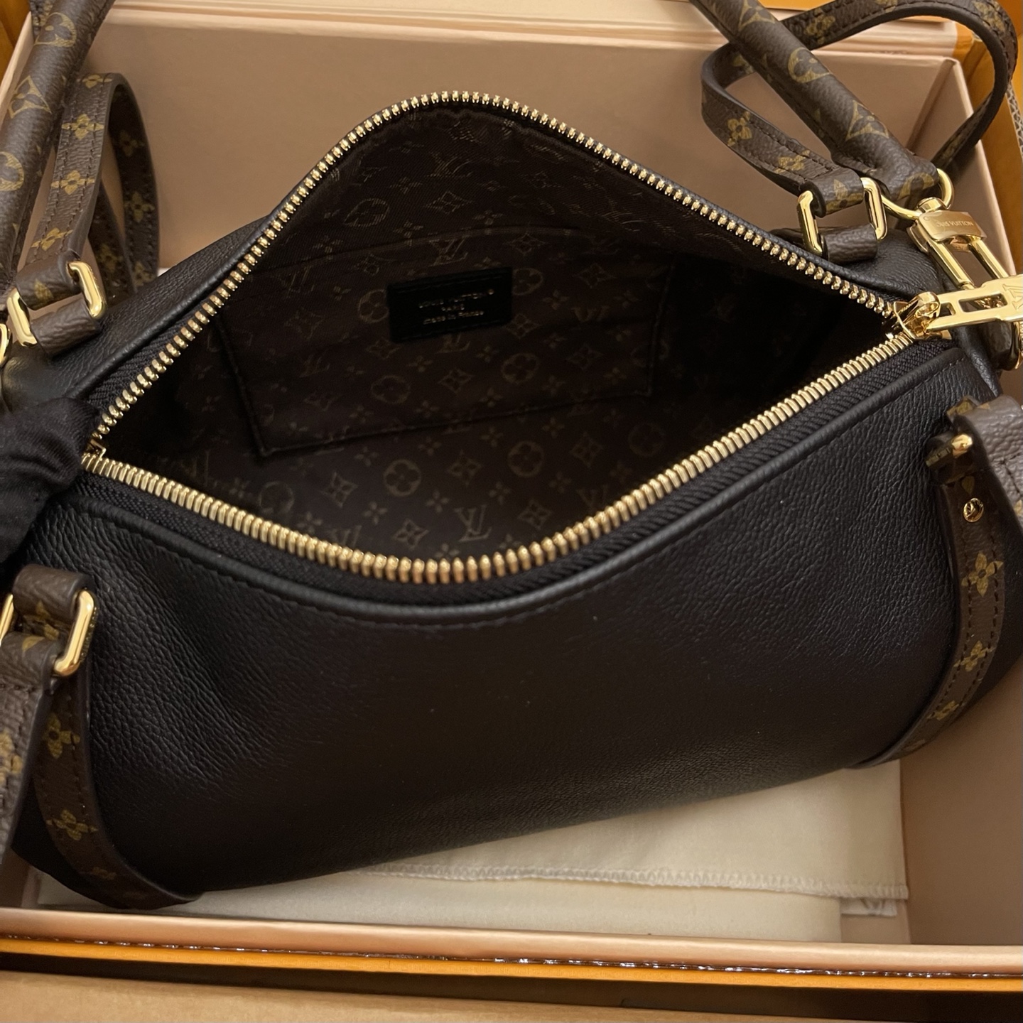 Louis Vuitton Expressentials Small Handbag - Premium Leather, Iconic Design 9 i1756541330430 2958 0 6