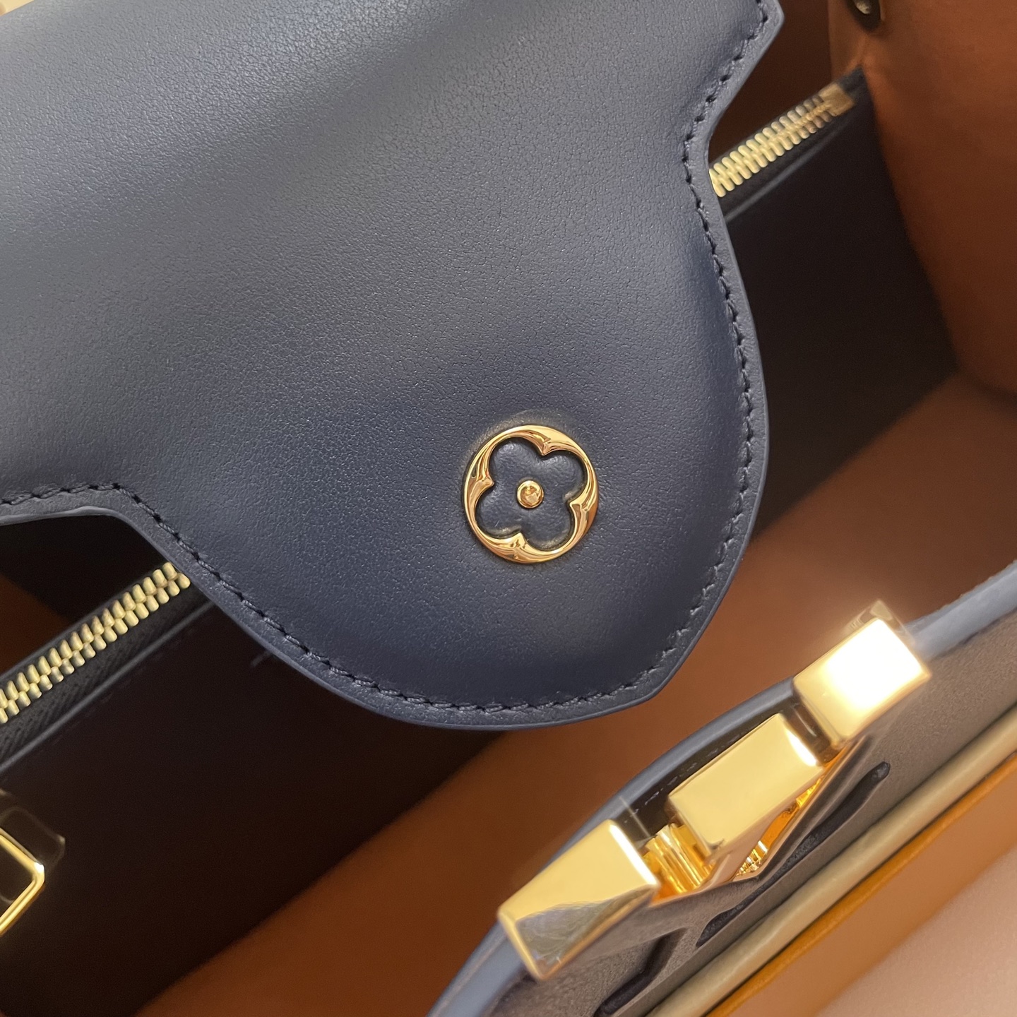 Louis Vuitton Capucines Souple Large Blue Tote Bag - Stylish and Functional 6 i1756708030176 8648 0 4