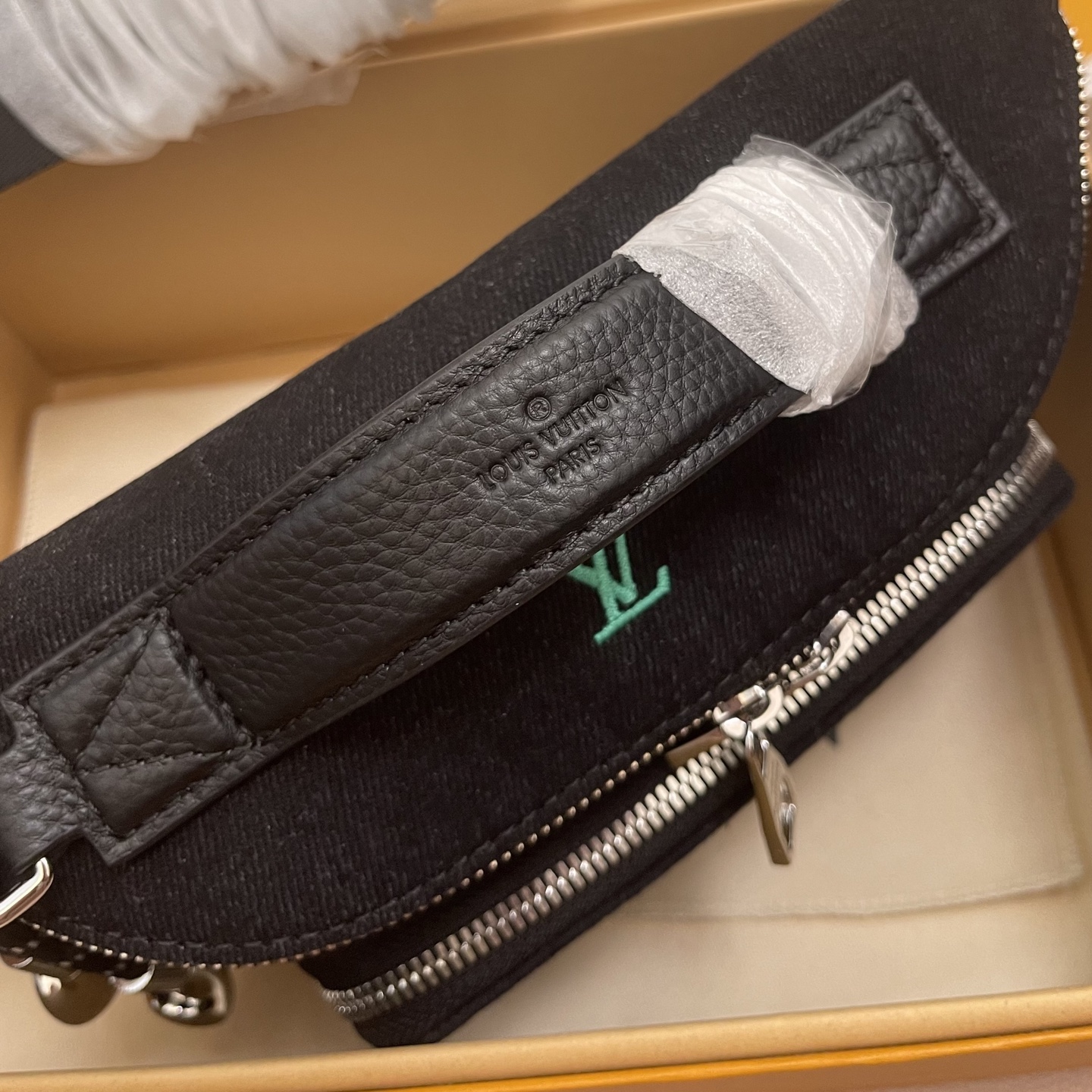 Louis Vuitton Rush Bumbag Blason Denim Waist Bag, M13961, 30 x 15 x 8 cm 5 i1756708294580 8184 0 4