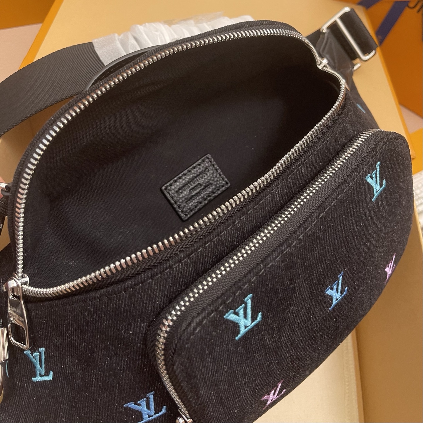Louis Vuitton Rush Bumbag Blason Denim Waist Bag, M13961, 30 x 15 x 8 cm 8 i1756708294584 4418 0 7