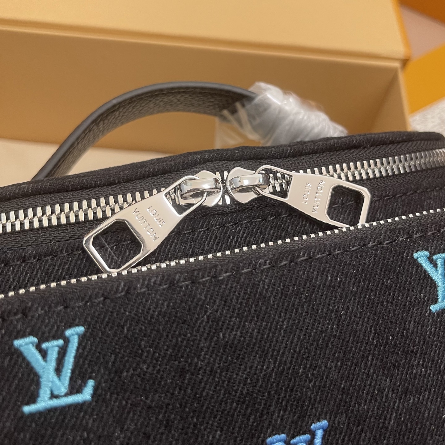 Louis Vuitton Rush Bumbag Blason Denim Waist Bag, M13961, 30 x 15 x 8 cm 3 i1756708296012 6694 0 2