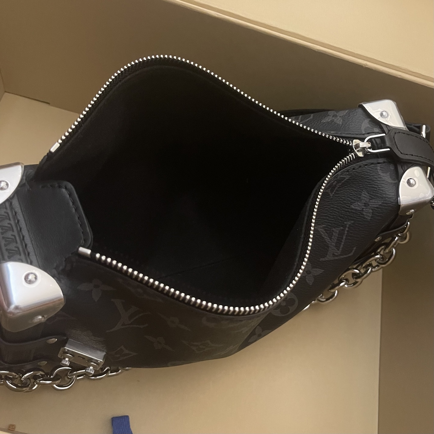 Louis Vuitton Side Trunk East West Monogram Eclipse Medium Handbag 9 i1760784945028 9883 0 7