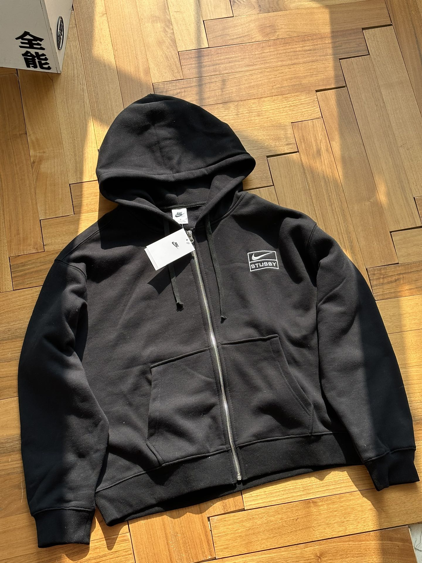 供💰145 方框款开衫🇷🇺Nike x Stussy 联名 方框款 FW23 纯色Logo字母刺绣 加绒连帽开衫卫衣🇷🇺
【同款圆领 裤子 连帽在售】
黑色 灰色
S~XL 偏大一码
🌘毒热度爆款,vibe风格搭配神器,380克全棉双纱抓绒面料子,亲肤舒适,垂坠有型
🌘联名刺绣logo,全套三标辅料
尺码表:
偏大一码 妹子穿s穿松
175 120穿s合适
S衣长60 胸围128肩宽60
M衣长62 胸围132肩宽62
L衣长64 胸围136肩宽63
XL衣长66 胸围140肩宽64