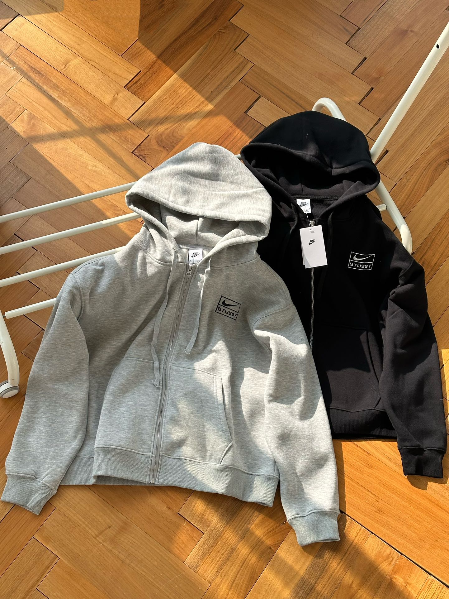 供💰145 方框款开衫🇷🇺Nike x Stussy 联名 方框款 FW23 纯色Logo字母刺绣 加绒连帽开衫卫衣🇷🇺
【同款圆领 裤子 连帽在售】
黑色 灰色
S~XL 偏大一码
🌘毒热度爆款,vibe风格搭配神器,380克全棉双纱抓绒面料子,亲肤舒适,垂坠有型
🌘联名刺绣logo,全套三标辅料
尺码表:
偏大一码 妹子穿s穿松
175 120穿s合适
S衣长60 胸围128肩宽60
M衣长62 胸围132肩宽62
L衣长64 胸围136肩宽63
XL衣长66 胸围140肩宽64