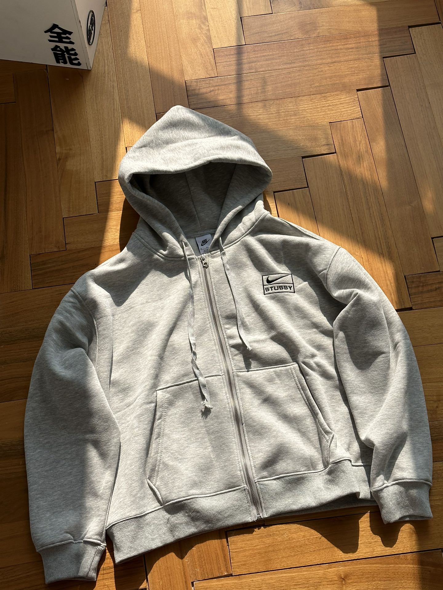 供💰145 方框款开衫🇷🇺Nike x Stussy 联名 方框款 FW23 纯色Logo字母刺绣 加绒连帽开衫卫衣🇷🇺
【同款圆领 裤子 连帽在售】
黑色 灰色
S~XL 偏大一码
🌘毒热度爆款,vibe风格搭配神器,380克全棉双纱抓绒面料子,亲肤舒适,垂坠有型
🌘联名刺绣logo,全套三标辅料
尺码表:
偏大一码 妹子穿s穿松
175 120穿s合适
S衣长60 胸围128肩宽60
M衣长62 胸围132肩宽62
L衣长64 胸围136肩宽63
XL衣长66 胸围140肩宽64