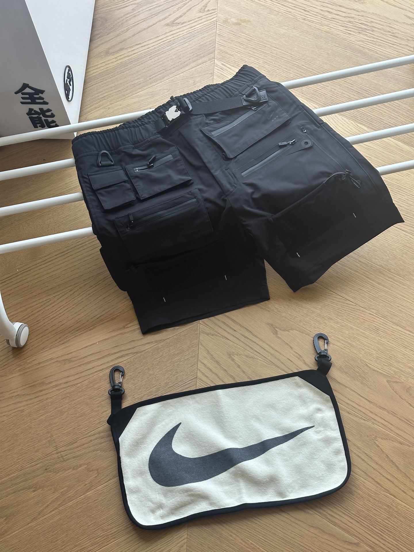 供💰300 🇷🇺NIKE Lab x MMW Hybrid 联名款 可拆卸 多口袋机能VIBE风短裤🇷🇺代购版本

m～xxl

🌘得物在售2000➕，原版100%聚酯纤维材质，面料质地爽滑轻薄，前幅不对称拉链口袋装饰，所有拉链均采用压胶防水工艺处理，就连网袋也做了固定式松紧抽绳设计，门襟松紧腰带+金属锁扣闭合，并饰有订做的MMW压花的皮标点缀搭配的可拆卸毛巾面料也是定做的蚂蚁毛巾料，做压胶处理，休闲的版型裁剪工艺，多口袋机能风格

🌘全套原版三标辅料齐全，五金一比一原版打造

尺码表：
M码（130斤以下）:腰围80/86cm-臀围98cm-裤长45cm
 L码（130-145斤）:腰围83/89cm-臀围102cm-裤长46cm
 XL码（145-160斤）:腰围 86/92cm-臀围106cm-裤长47cm 
XXL码（160-185斤）:腰围 90/96cm-臀围110cm-裤长48cm