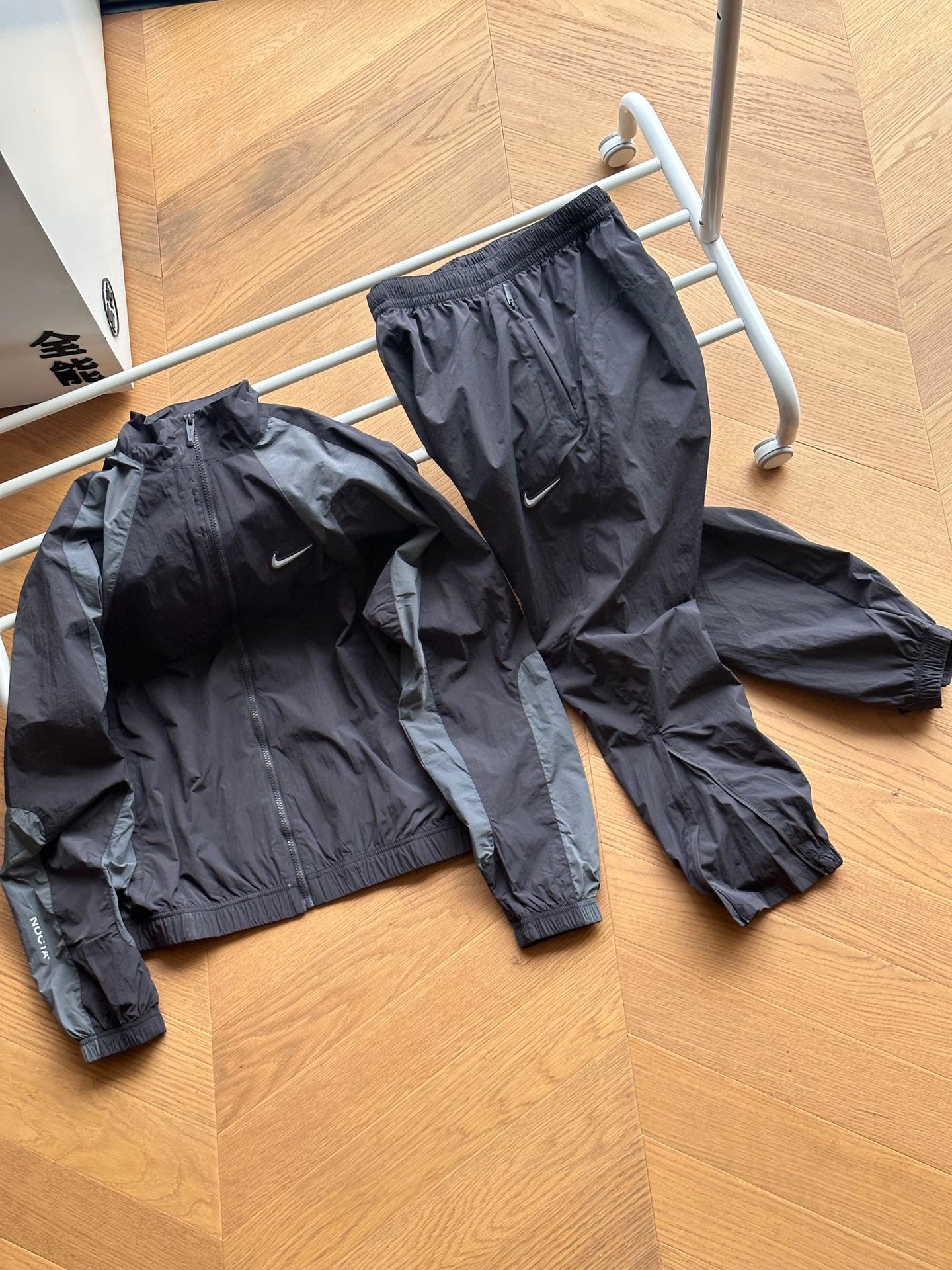 【四色高版本】供外套💰180 裤子💰180 可单发🇷🇺Nike X Drake 联名款 NOCTA系列撞色轻薄款立领夹克外套裤子套装🇷🇺男女同款
灰色 黑色白标 紫色 黑色黄标
S~XL
🌘面料采用梭织原版定制,功能性防水面料,3D剪裁拼色设计,logo印花全部采用原版印花,胸口硅胶钩子。
🌘全套原版三标辅料齐全
尺码表:
175 120穿s合适
外套:
S:胸围110衣长68肩宽52
M:胸围114衣长70 肩宽53.5
L:胸围118 衣长72肩宽55
XL:胸围122衣长74肩宽56.5
裤子:
S 裤长93 腰围75 臀围 104
M 裤长94.5 腰围79 臀围 108
L 裤长96 腰围83 臀围 112
XL 裤长97.5 腰围87 臀围 116