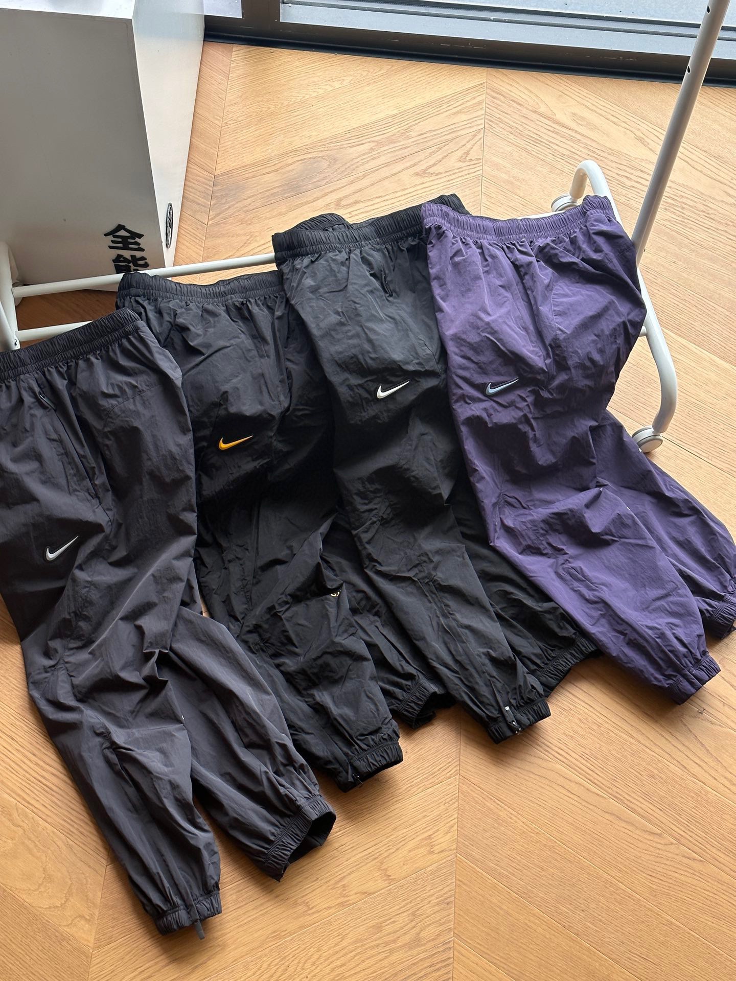 【四色高版本】供外套💰180 裤子💰180 可单发🇷🇺Nike X Drake 联名款 NOCTA系列撞色轻薄款立领夹克外套裤子套装🇷🇺男女同款
灰色 黑色白标 紫色 黑色黄标
S~XL
🌘面料采用梭织原版定制,功能性防水面料,3D剪裁拼色设计,logo印花全部采用原版印花,胸口硅胶钩子。
🌘全套原版三标辅料齐全
尺码表:
175 120穿s合适
外套:
S:胸围110衣长68肩宽52
M:胸围114衣长70 肩宽53.5
L:胸围118 衣长72肩宽55
XL:胸围122衣长74肩宽56.5
裤子:
S 裤长93 腰围75 臀围 104
M 裤长94.5 腰围79 臀围 108
L 裤长96 腰围83 臀围 112
XL 裤长97.5 腰围87 臀围 116