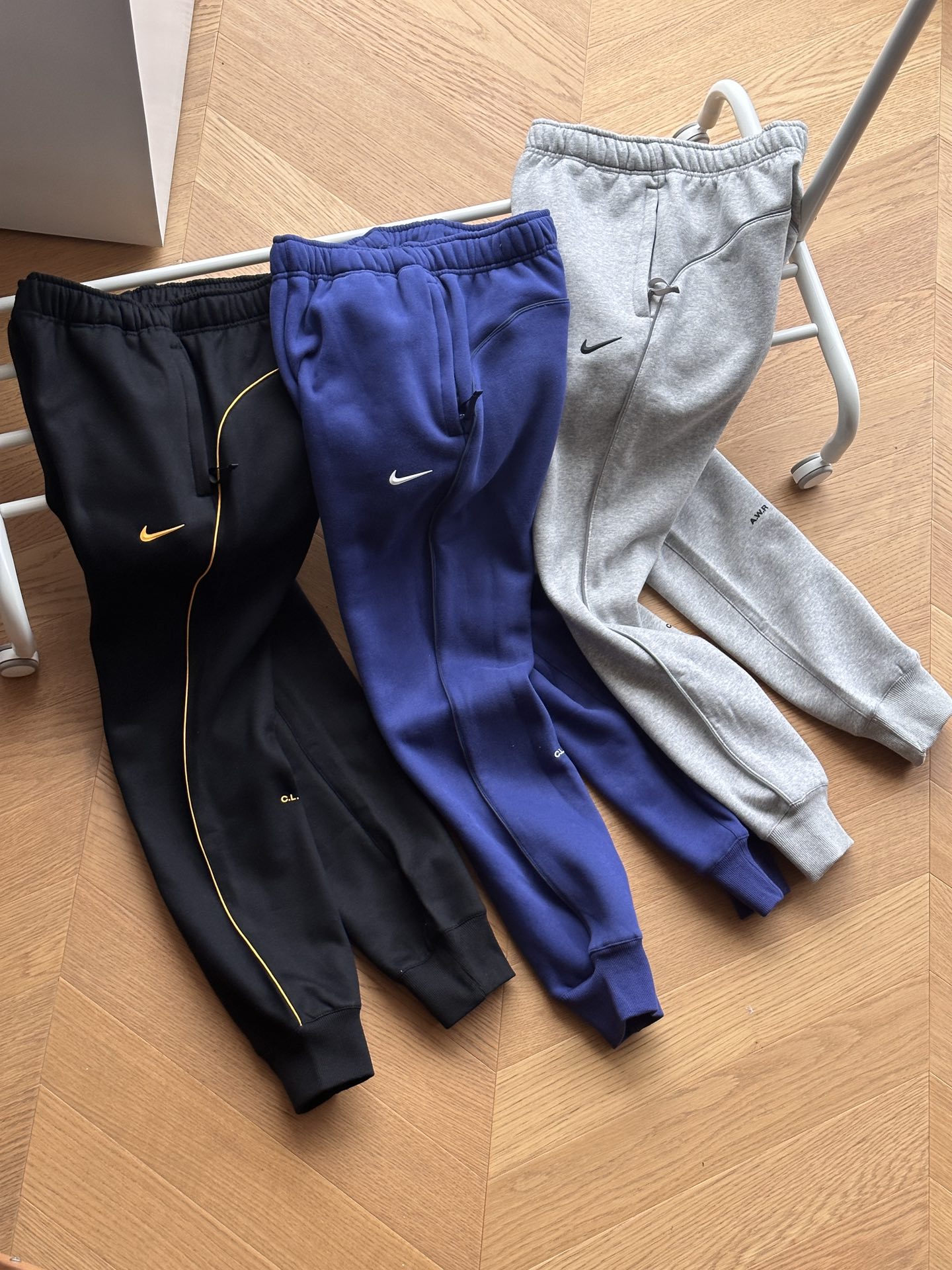 供 收口裤子💰160 🇷🇺Nike x Drake NOCTA系列 联名镶边束脚起绒卫裤🇷🇺

黑色 蓝色 灰色
S~xl 

🌘得物在售2000+，采用380克高克重加绒面料，立体硅胶印花，大身牙线反光工艺，对版对位，全网最高版本

🌘全套联名原版三标辅料齐全
 
尺码表：175 120 穿 S 合适
S：腰围70 臀围100 裤长102
M：腰围74 臀围104 裤长104
L：腰围78 臀围108 裤长106
XL：腰围82 臀围112 裤长108