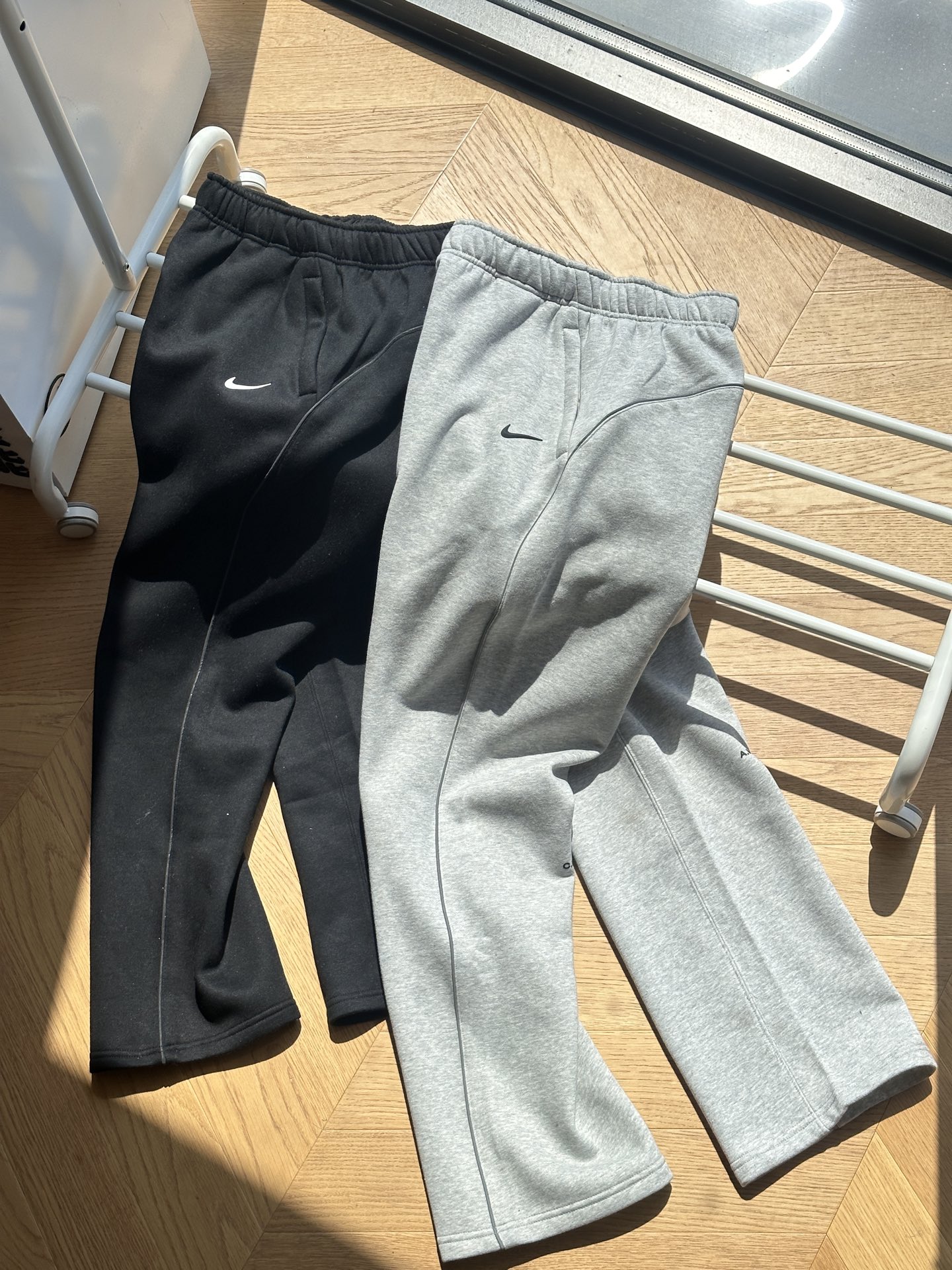 供 直筒裤子💰170 🇷🇺Nike x Drake NOCTA系列 联名镶边直筒拉绒卫裤🇷🇺

黑色 灰色
S~xl 

🌘得物在售2000+，采用380克高克重加绒面料，立体硅胶印花，大身牙线反光工艺，对版对位，全网最高版本

🌘全套联名原版三标辅料齐全
 
尺码表：175 120 穿 S 合适
S：腰围74臀围108 裤长108
M：腰围78臀围112裤长110
L：腰围82臀围116裤长112
XL：腰围86臀围120裤长114