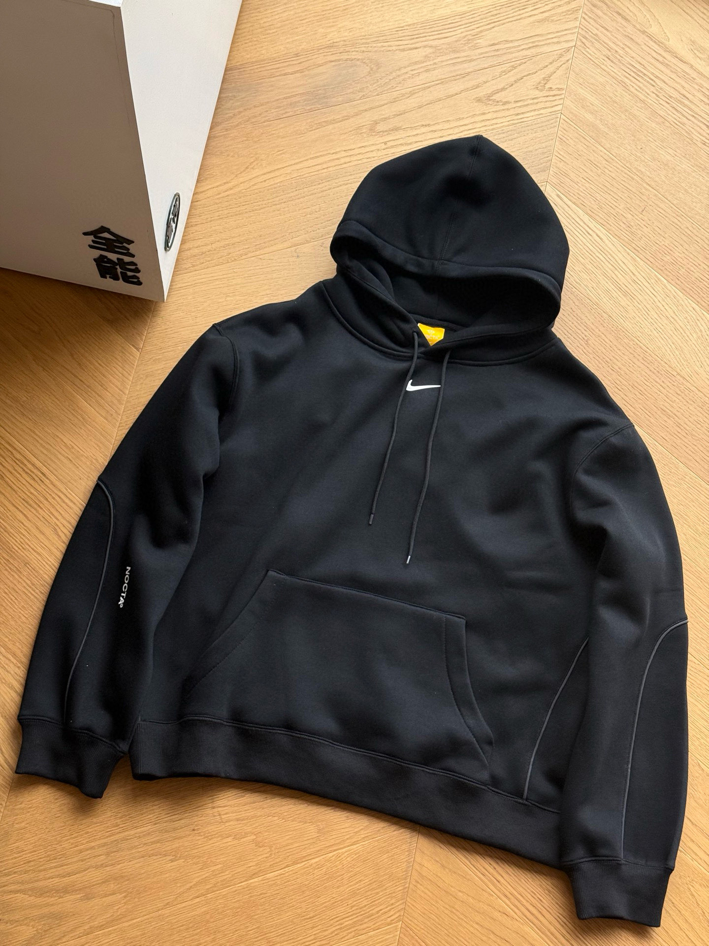 供 连帽卫衣💰170 🇷🇺Nike x Drake NOCTA系列 联名镶边起绒连帽卫衣🇷🇺男女同款

黑色黄标 黑色白标
蓝色 灰色
S~xl

🌘得物在售1400+，采用380克高克重加绒面料，立体硅胶印花，大身牙线反光工艺，对版对位，全网最高版本

🌘全套联名原版三标辅料齐全
 
尺码表：175 120 穿 S 合适
S：衣长65 胸围102 肩宽52
M：衣长67 胸围106 肩宽54
L：衣长69 胸围110 肩宽56
XL：衣长71 胸围114  肩宽58