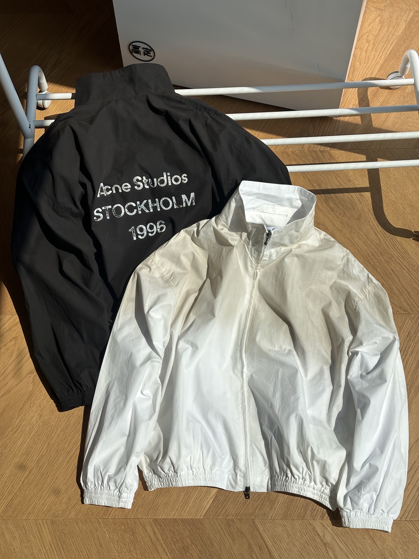 供💰230 【顶级版本】🇷🇺Acne Studios 1996 做旧印花 夹克外套🇷🇺

纯黑色 白渐变
S~xl 

🌘原版聚酯弹力纤维面料,后背1996 做旧logo印花运用全新热粘合印花工艺技术，白色渐变，一比一还原

🌘全套原版三标辅料齐全，五金开模定制

尺码表：175 120穿s合适
S:胸围156 衣长72 肩宽63
M:胸围160 衣长74 肩宽65
L:胸围164 衣长76 肩宽66
xl:胸围168 衣长78 肩宽68