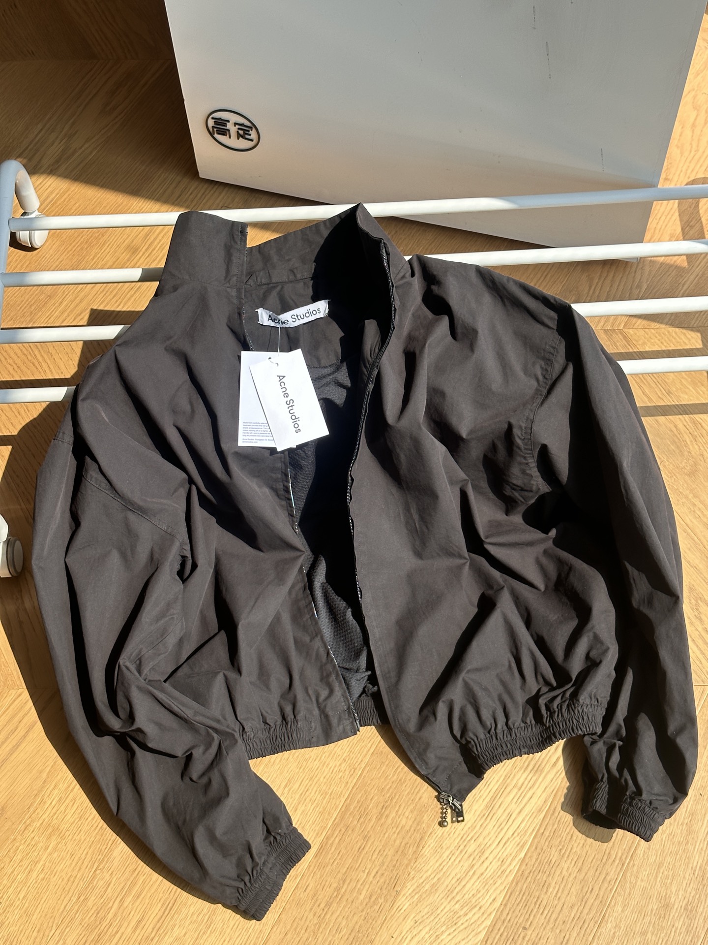 供💰230 【顶级版本】🇷🇺Acne Studios 1996 做旧印花 夹克外套🇷🇺
纯黑色 白渐变
S~xl
🌘原版聚酯弹力纤维面料,后背1996 做旧logo印花运用全新热粘合印花工艺技术,白色渐变,一比一还原
🌘全套原版三标辅料齐全,五金开模定制
尺码表:175 120穿s合适
S:胸围156 衣长72 肩宽63
M:胸围160 衣长74 肩宽65
L:胸围164 衣长76 肩宽66
xl:胸围168 衣长78 肩宽68