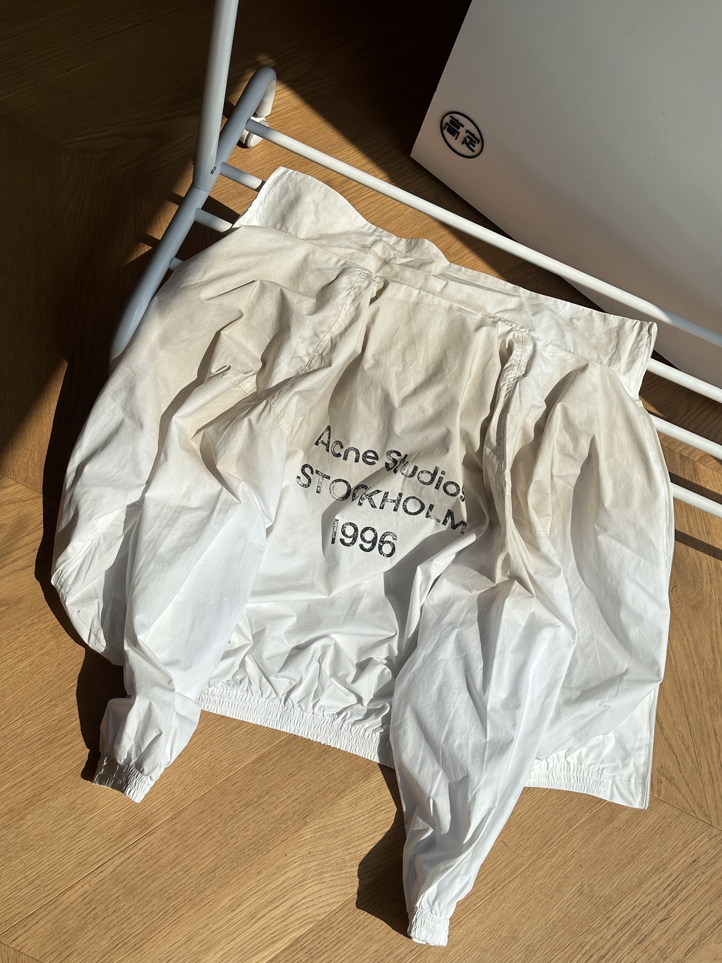 供💰230 【顶级版本】🇷🇺Acne Studios 1996 做旧印花 夹克外套🇷🇺
纯黑色 白渐变
S~xl
🌘原版聚酯弹力纤维面料,后背1996 做旧logo印花运用全新热粘合印花工艺技术,白色渐变,一比一还原
🌘全套原版三标辅料齐全,五金开模定制
尺码表:175 120穿s合适
S:胸围156 衣长72 肩宽63
M:胸围160 衣长74 肩宽65
L:胸围164 衣长76 肩宽66
xl:胸围168 衣长78 肩宽68