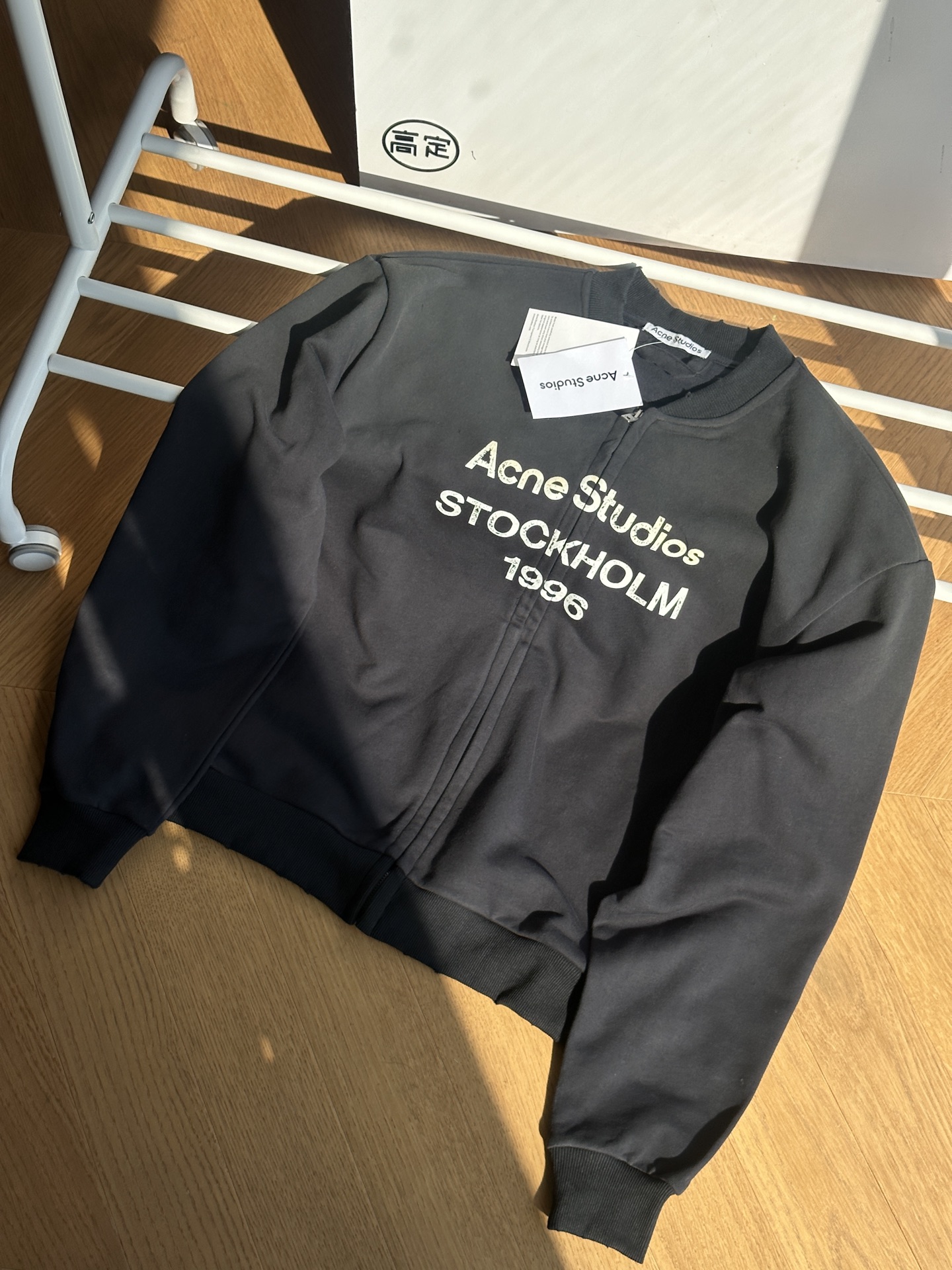 供💰240 【顶级版本】🇷🇺Acne Studios SS25 1996系列数水洗做旧褪色 毛圈棒球领夹克🇷🇺男女同款

S~Xl

🌘原版430克全棉水洗毛圈，水洗做旧手工磨破工艺，破裂纹路的印刷与整体的复古腔调十分吻合，斑驳交替将衣服形成了做旧式的渐变效果，这也是水洗后的一个特色，宽松廓形的剪裁与独特的设计思路延续了ACNE自身的无性别理念。

🌘全套原版三标辅料齐全

尺码表：175 120穿s合适
S：衣长68 肩宽57 胸围134
M：衣长70 肩宽58 胸围138
L：衣长72 肩宽59 胸围142
XL：衣长74 肩宽60 胸围145