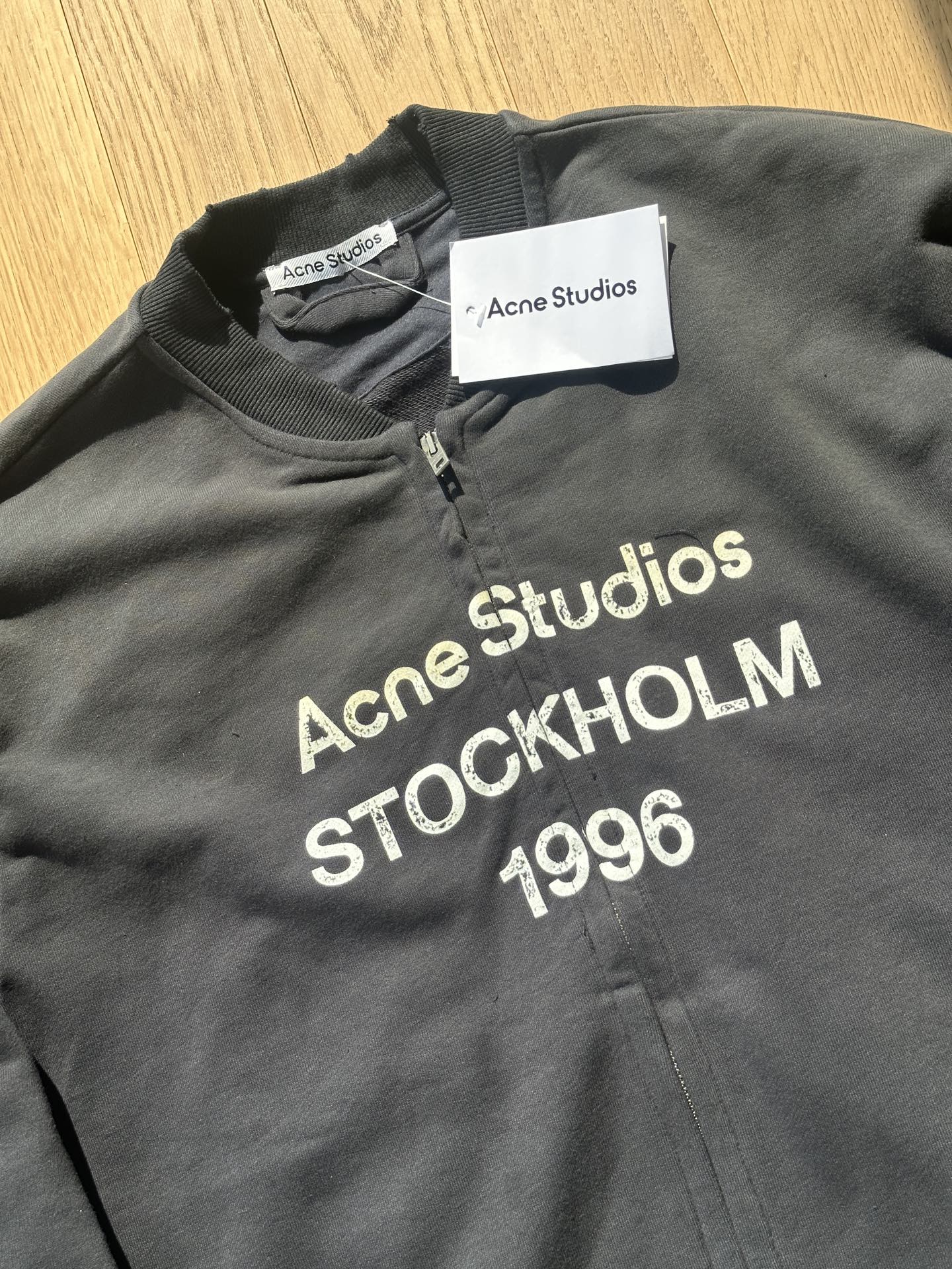 供💰240 【顶级版本】🇷🇺Acne Studios SS25 1996系列数水洗做旧褪色 毛圈棒球领夹克🇷🇺男女同款
S~Xl
🌘原版430克全棉水洗毛圈,水洗做旧手工磨破工艺,破裂纹路的印刷与整体的复古腔调十分吻合,斑驳交替将衣服形成了做旧式的渐变效果,这也是水洗后的一个特色,宽松廓形的剪裁与独特的设计思路延续了ACNE自身的无性别理念。
🌘全套原版三标辅料齐全
尺码表:175 120穿s合适
S:衣长68 肩宽57 胸围134
M:衣长70 肩宽58 胸围138
L:衣长72 肩宽59 胸围142
XL:衣长74 肩宽60 胸围145