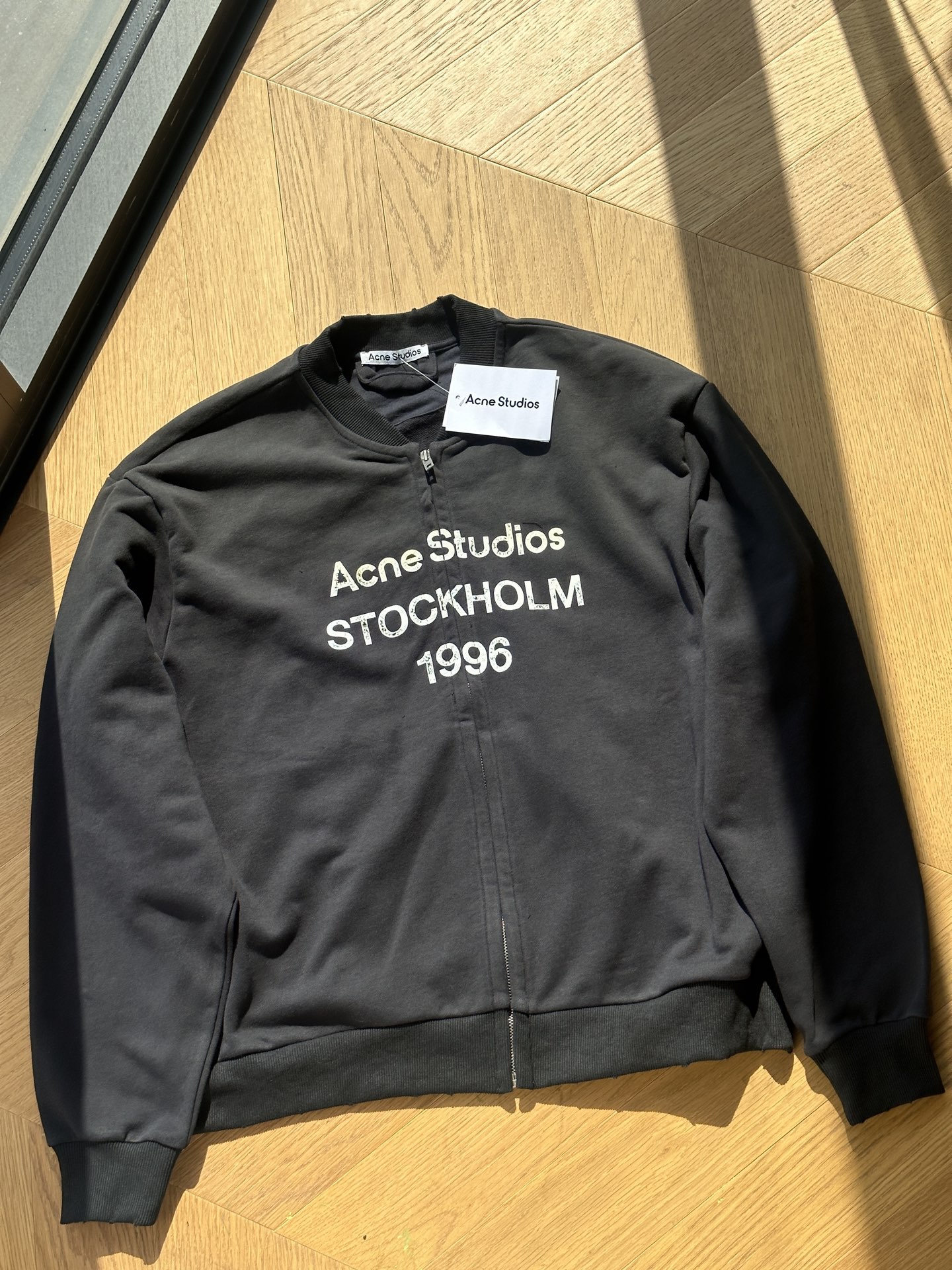 供💰240 【顶级版本】🇷🇺Acne Studios SS25 1996系列数水洗做旧褪色 毛圈棒球领夹克🇷🇺男女同款
S~Xl
🌘原版430克全棉水洗毛圈,水洗做旧手工磨破工艺,破裂纹路的印刷与整体的复古腔调十分吻合,斑驳交替将衣服形成了做旧式的渐变效果,这也是水洗后的一个特色,宽松廓形的剪裁与独特的设计思路延续了ACNE自身的无性别理念。
🌘全套原版三标辅料齐全
尺码表:175 120穿s合适
S:衣长68 肩宽57 胸围134
M:衣长70 肩宽58 胸围138
L:衣长72 肩宽59 胸围142
XL:衣长74 肩宽60 胸围145