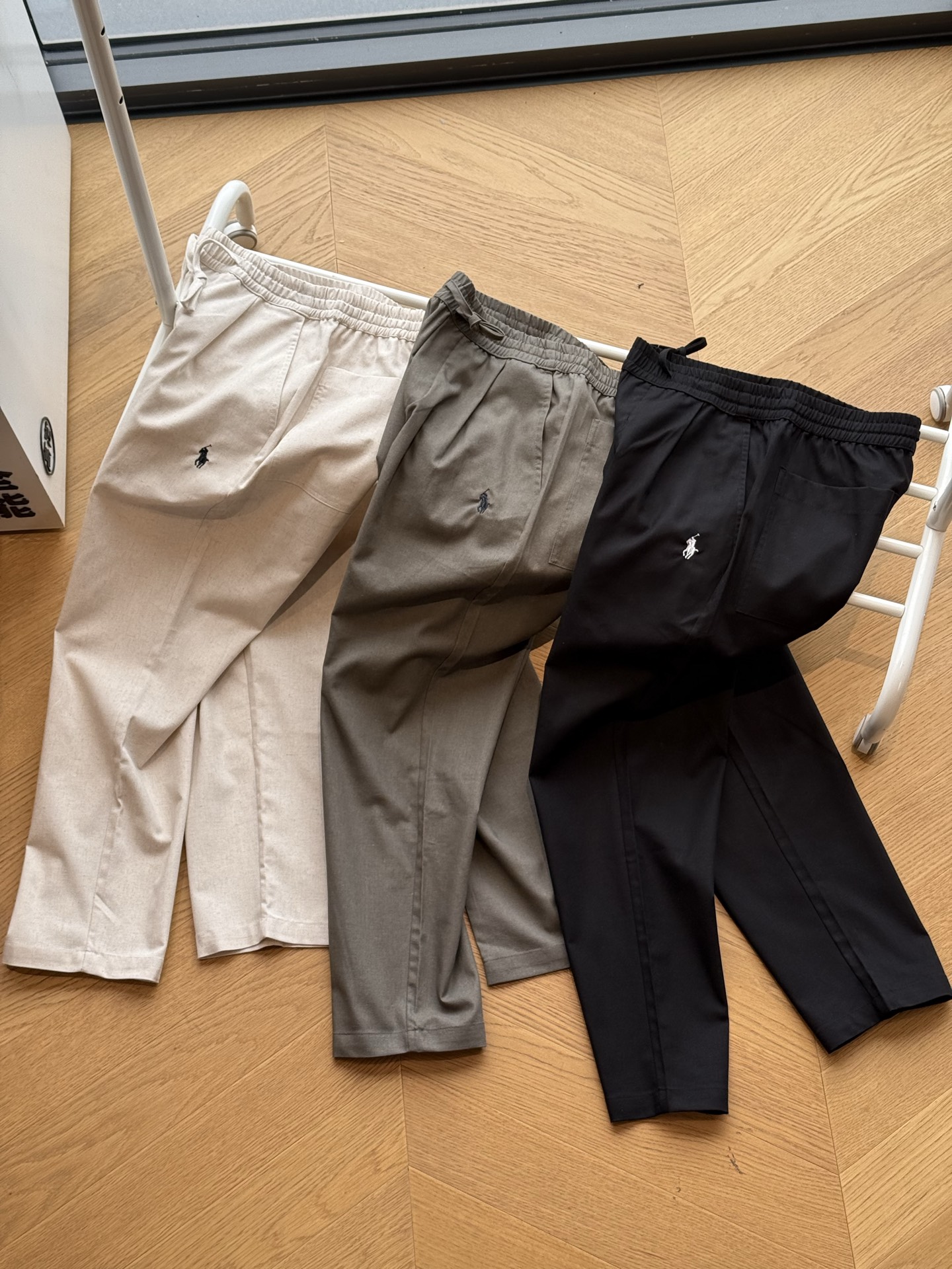 供💰135 🇷🇺RalphLauren拉夫劳伦全新春夏亚麻九分裤刺绣长裤🇷🇺

黑色 米白 橄榄绿
M～XXL

🌘亚麻材质，亲肤透气，万针小马刺绣，经典有质感！两枚插袋。两枚超大后口袋。后腰镂空抽绳设计，兼具老钱风调性！

🌘全套原版三标辅料齐全

尺码表
M 【100-130斤】腰围68-76  臀围102  裤长97  适合90到130斤
L【130-150斤】腰围72-80  臀围106  裤长98 
XL【150-170斤】腰围76-86  臀围110  裤长99  
XXL【170-190斤】腰围80-92  臀围114  裤长100