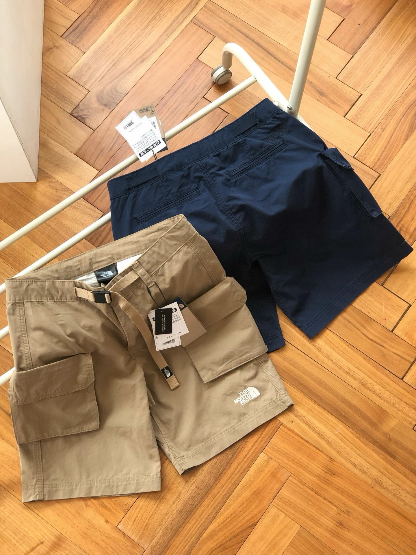 全码出货 供💰125🇷🇺The north face北面CITY SHORT 工装短裤🇷🇺
卡其 藏青
30-32-34-36-38
🌘立体大贴袋设计,客供百分百纯棉面料,亲肤舒适,垂坠有型,带一体式配套不可拆卸腰带可调节腰头
🌘客供定制激光logo五金,原厂YKK金属拉链,全套原版三标辅料
尺码表:
30: 腰围82裤长49臀围106
32: 腰围86裤长50臀围110
34: 腰围90 裤长51臀围114
36: 腰围94裤长52臀围118
38: 腰围98裤长53臀围122