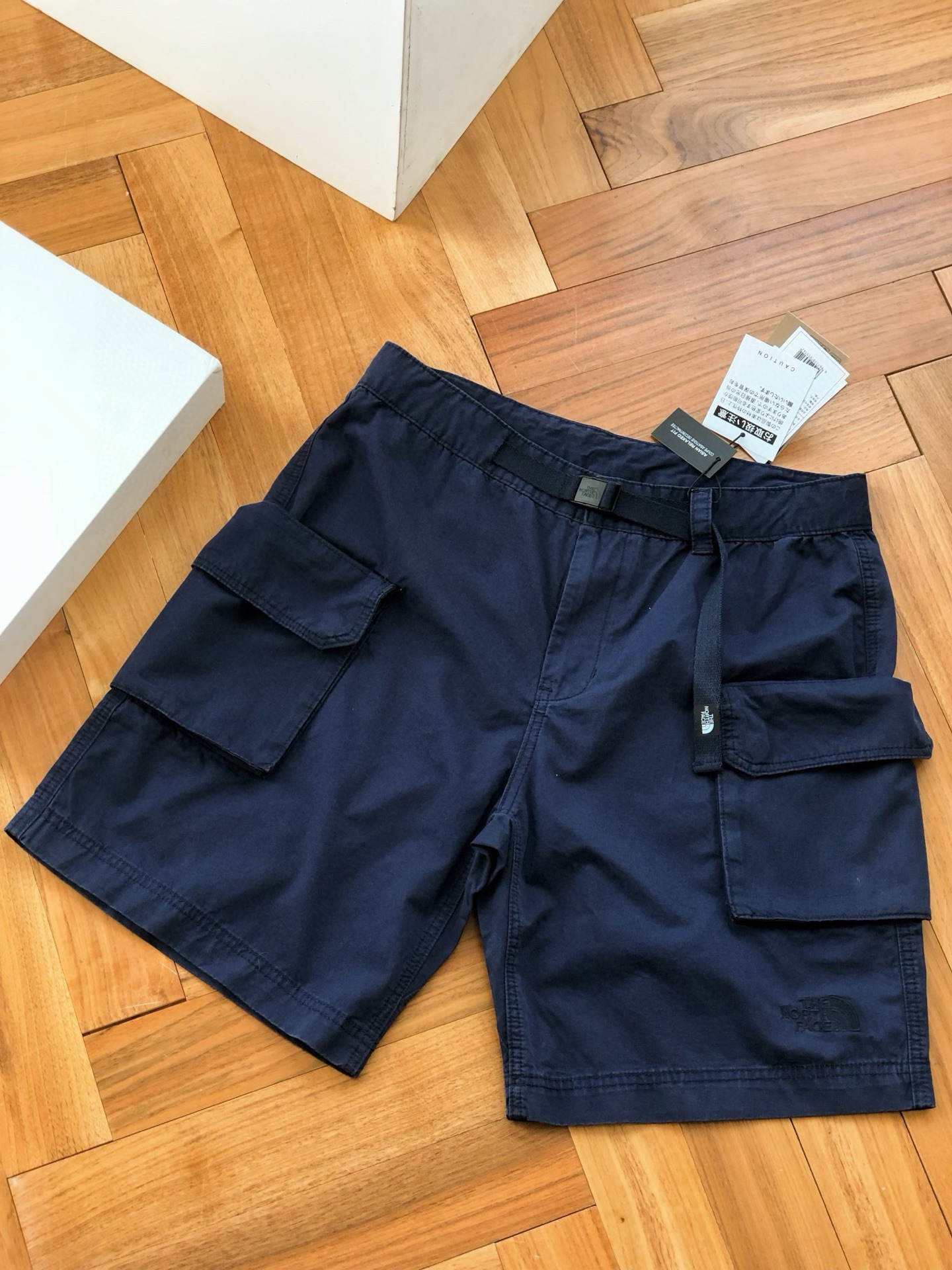 全码出货 供💰125🇷🇺The north face北面CITY SHORT 工装短裤🇷🇺
卡其 藏青
30-32-34-36-38
🌘立体大贴袋设计,客供百分百纯棉面料,亲肤舒适,垂坠有型,带一体式配套不可拆卸腰带可调节腰头
🌘客供定制激光logo五金,原厂YKK金属拉链,全套原版三标辅料
尺码表:
30: 腰围82裤长49臀围106
32: 腰围86裤长50臀围110
34: 腰围90 裤长51臀围114
36: 腰围94裤长52臀围118
38: 腰围98裤长53臀围122